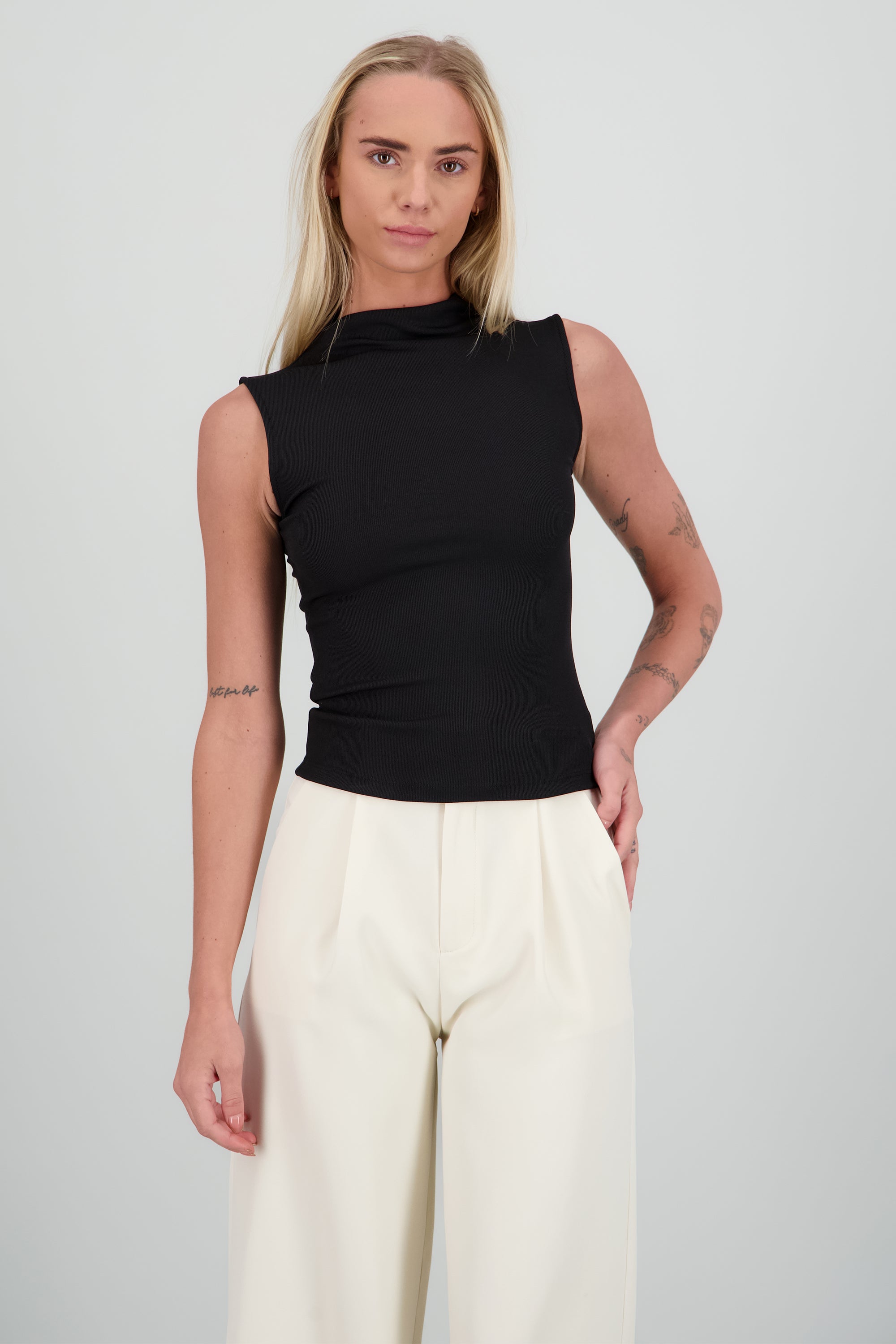 Top sin mangas cuello alto rib NEGRO