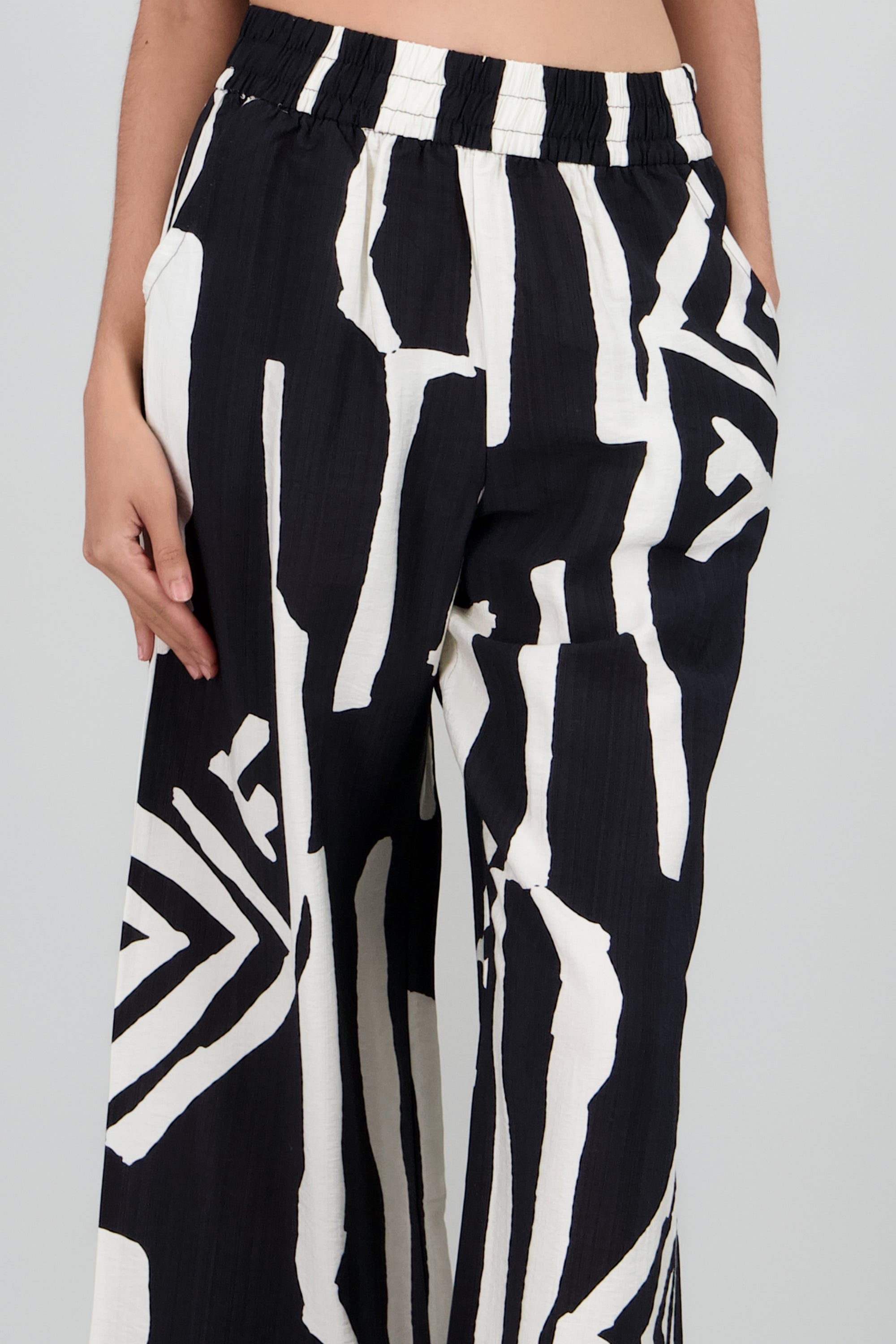 Pantalon estampado asimetrico NEGRO COMBO