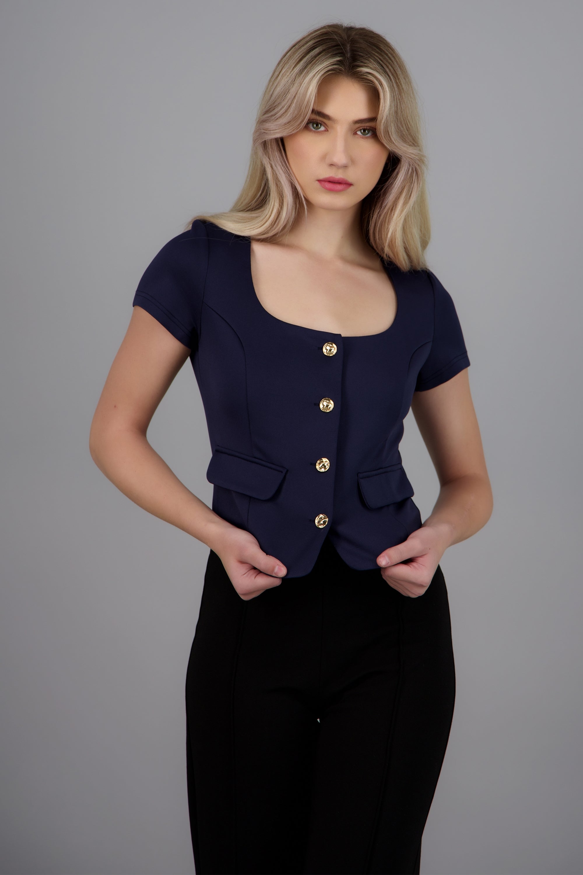 Top con botones con manga corta MARINO