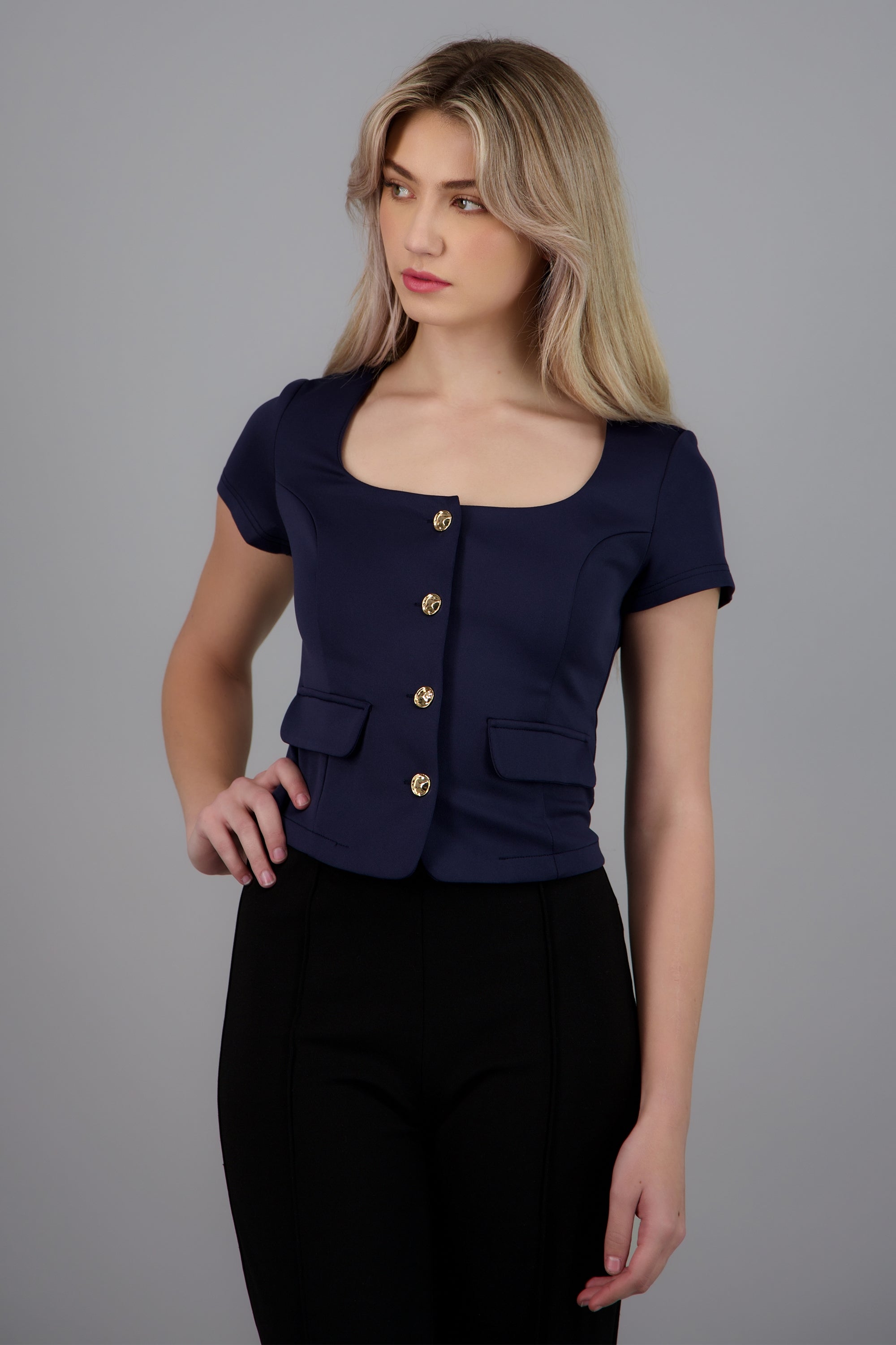 Top con botones con manga corta MARINO