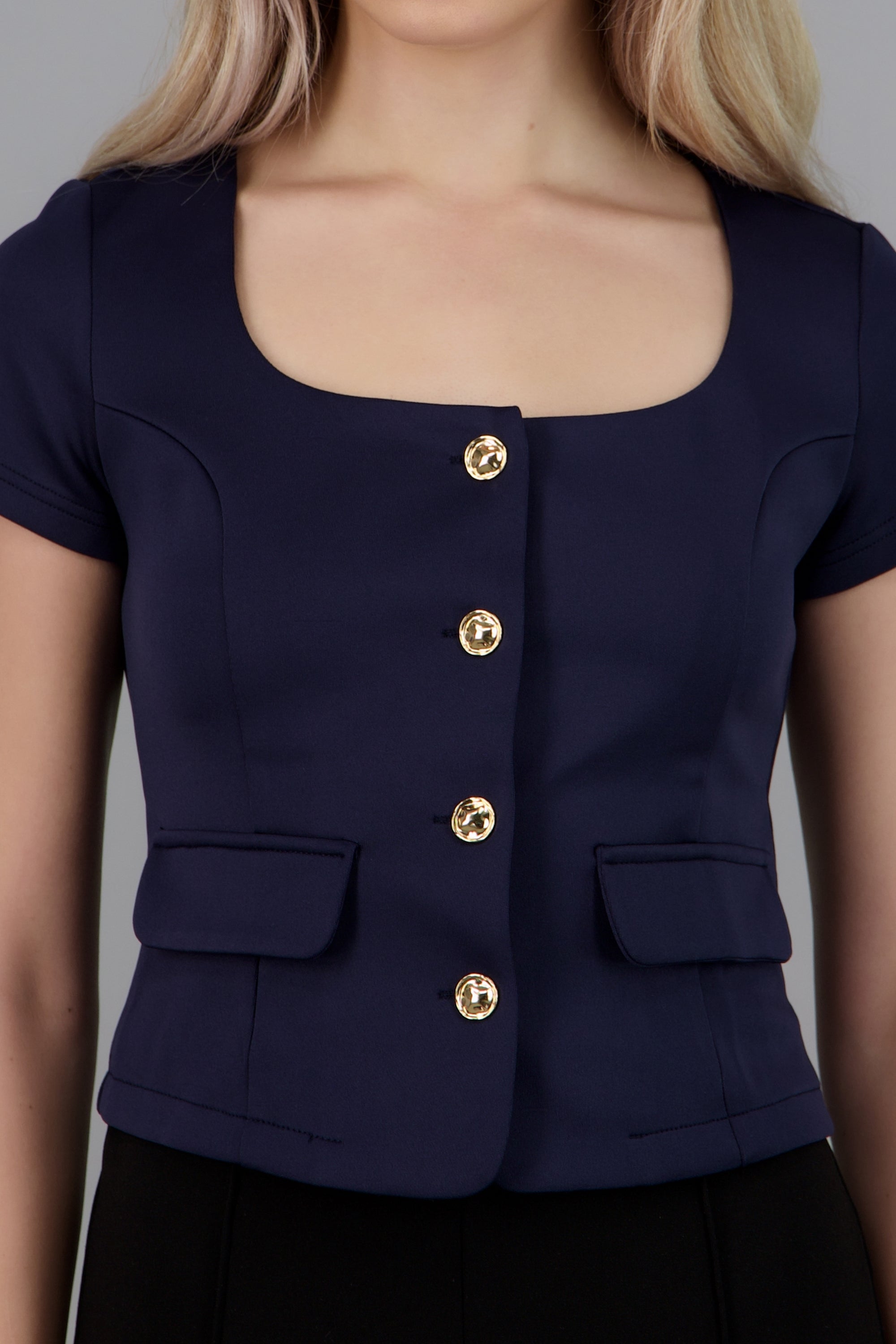 Top con botones con manga corta MARINO