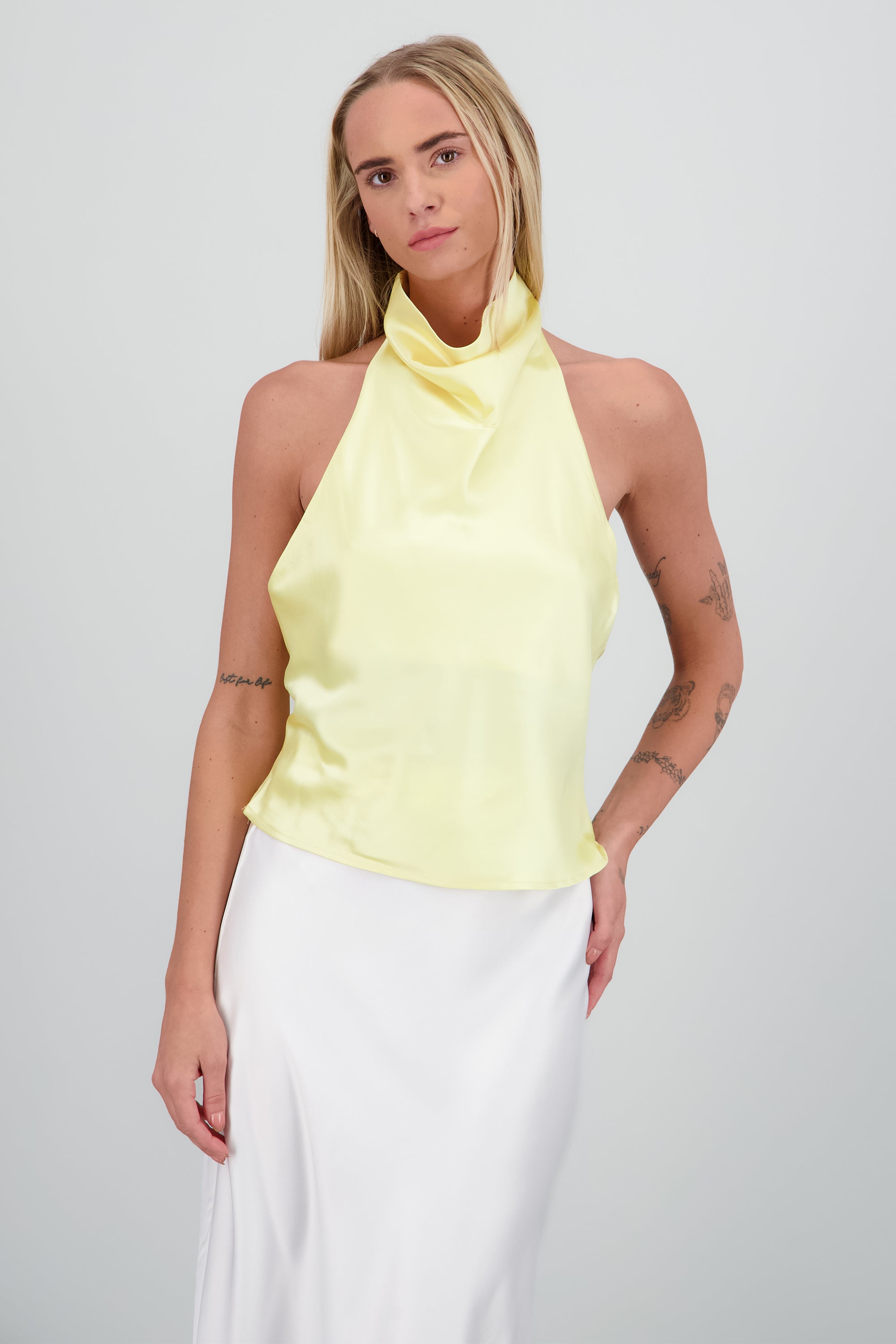 Blusa halter satinado AMARILLO PASTEL
