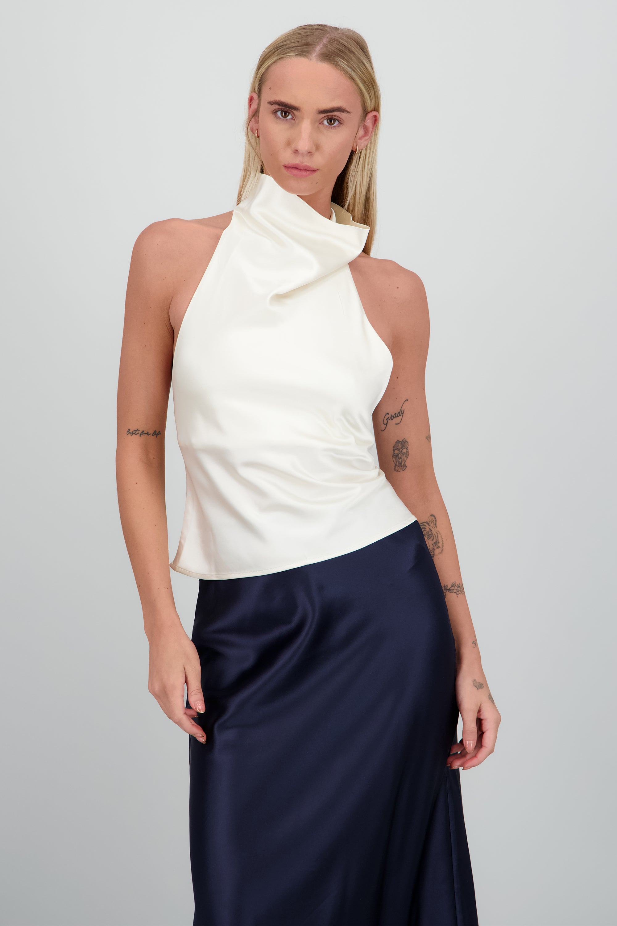 Blusa halter satinado HUESO