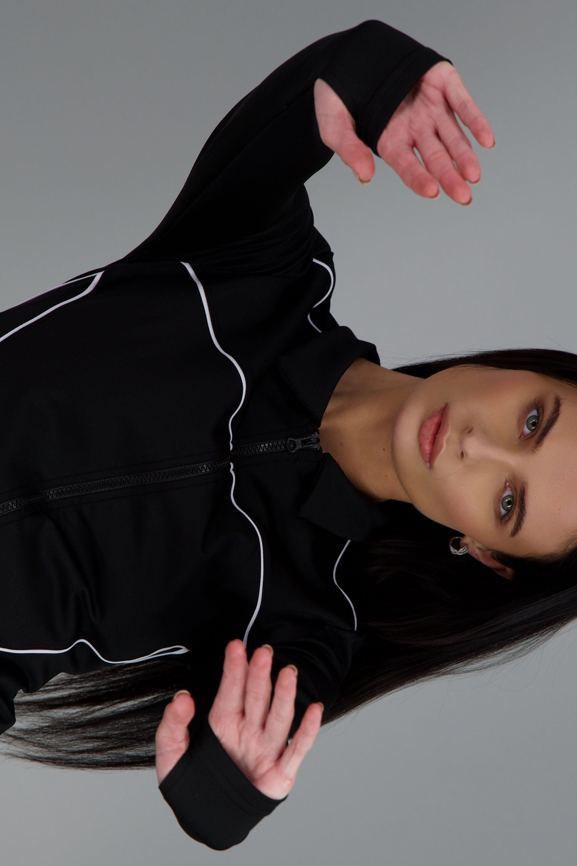 Chamarra deportiva con contrastes NEGRO