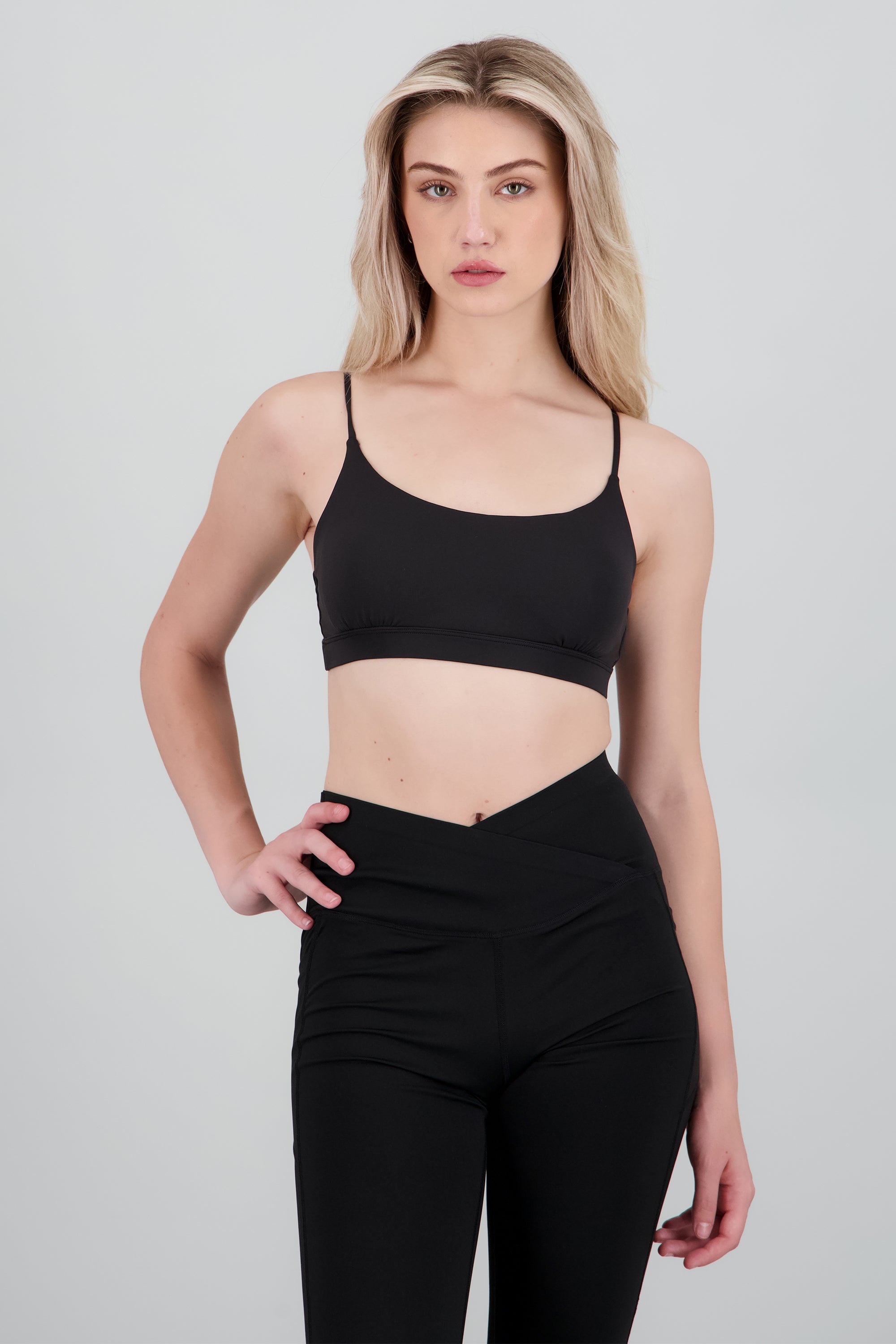 Top deportivo liso NEGRO