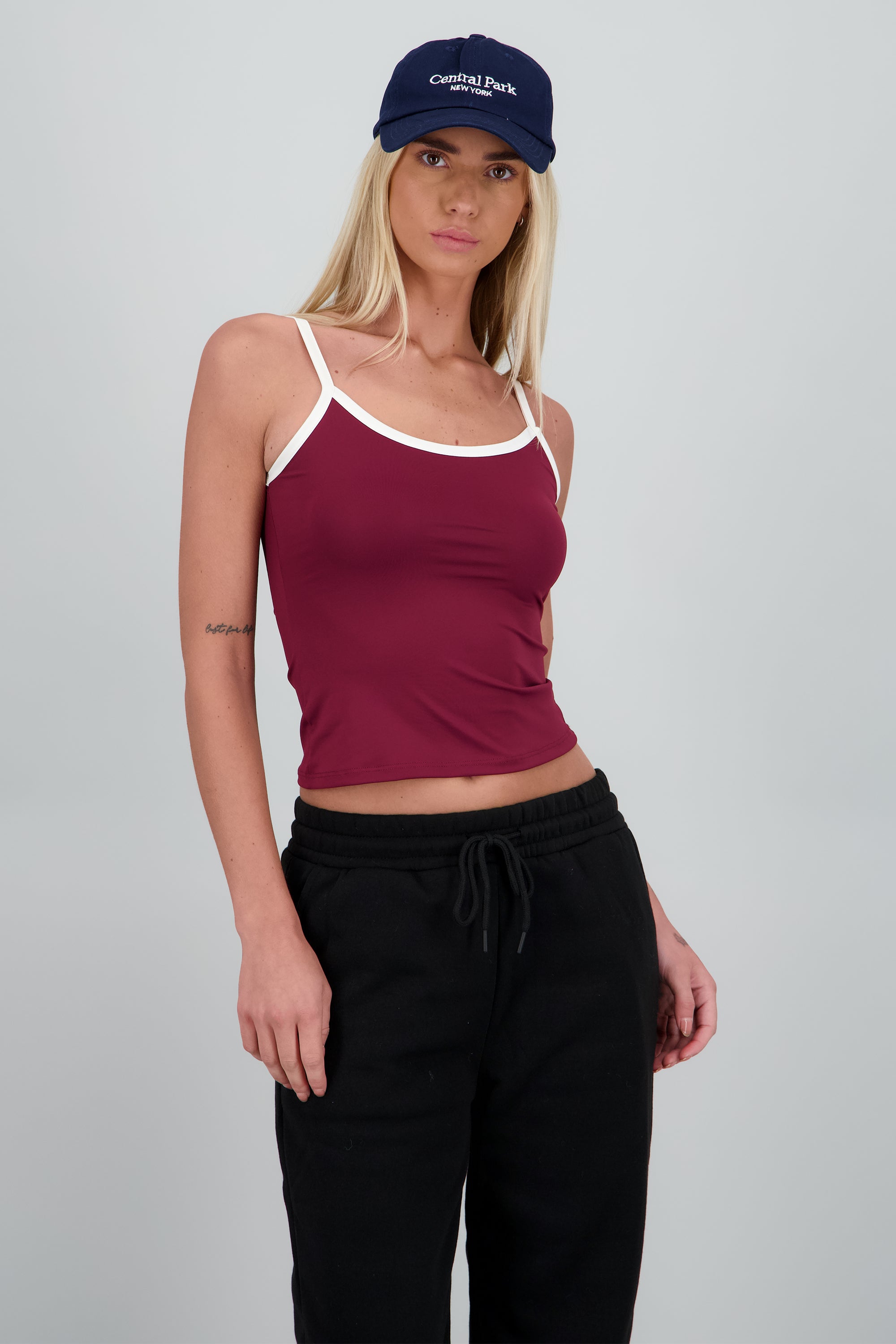 Top tirantes con contraste VINO COMBO