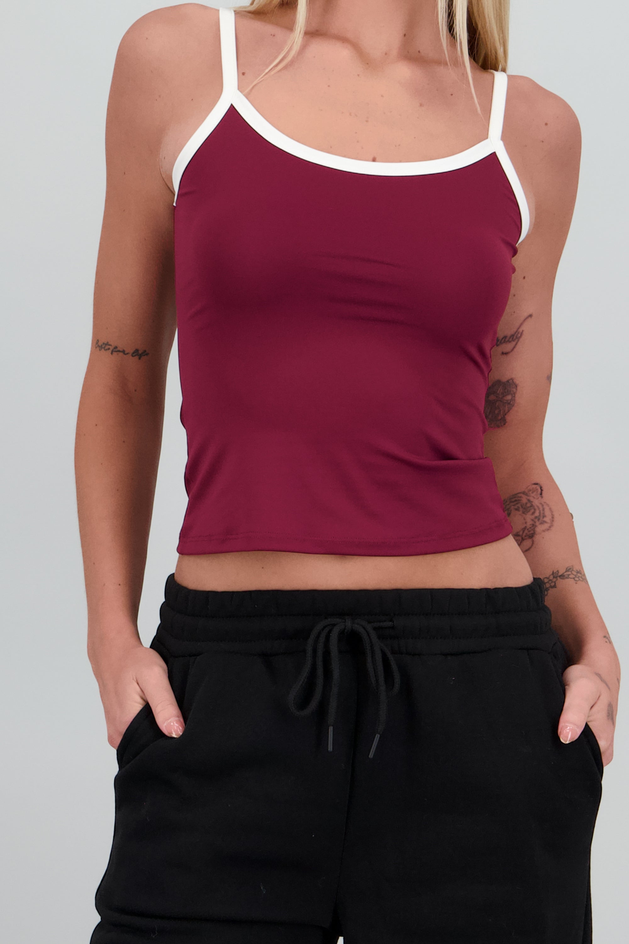 Top tirantes con contraste VINO COMBO