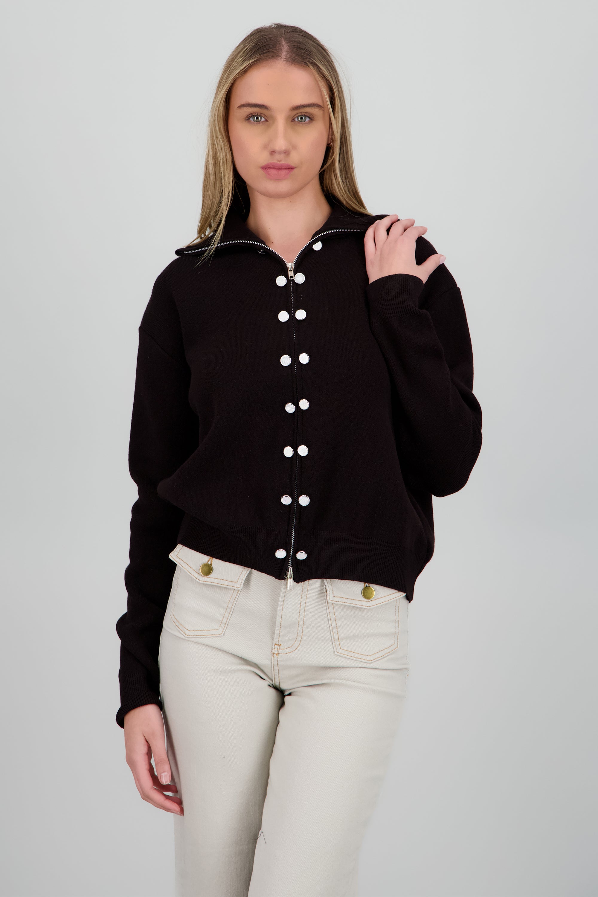 Sueter cuello alto doble carril con botones CHOCOLATE