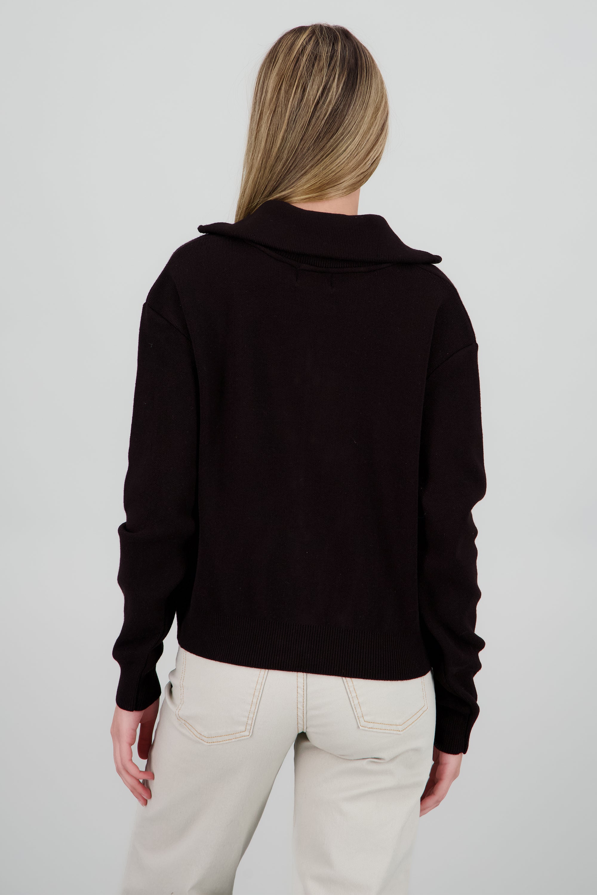 Sueter cuello alto doble carril con botones CHOCOLATE
