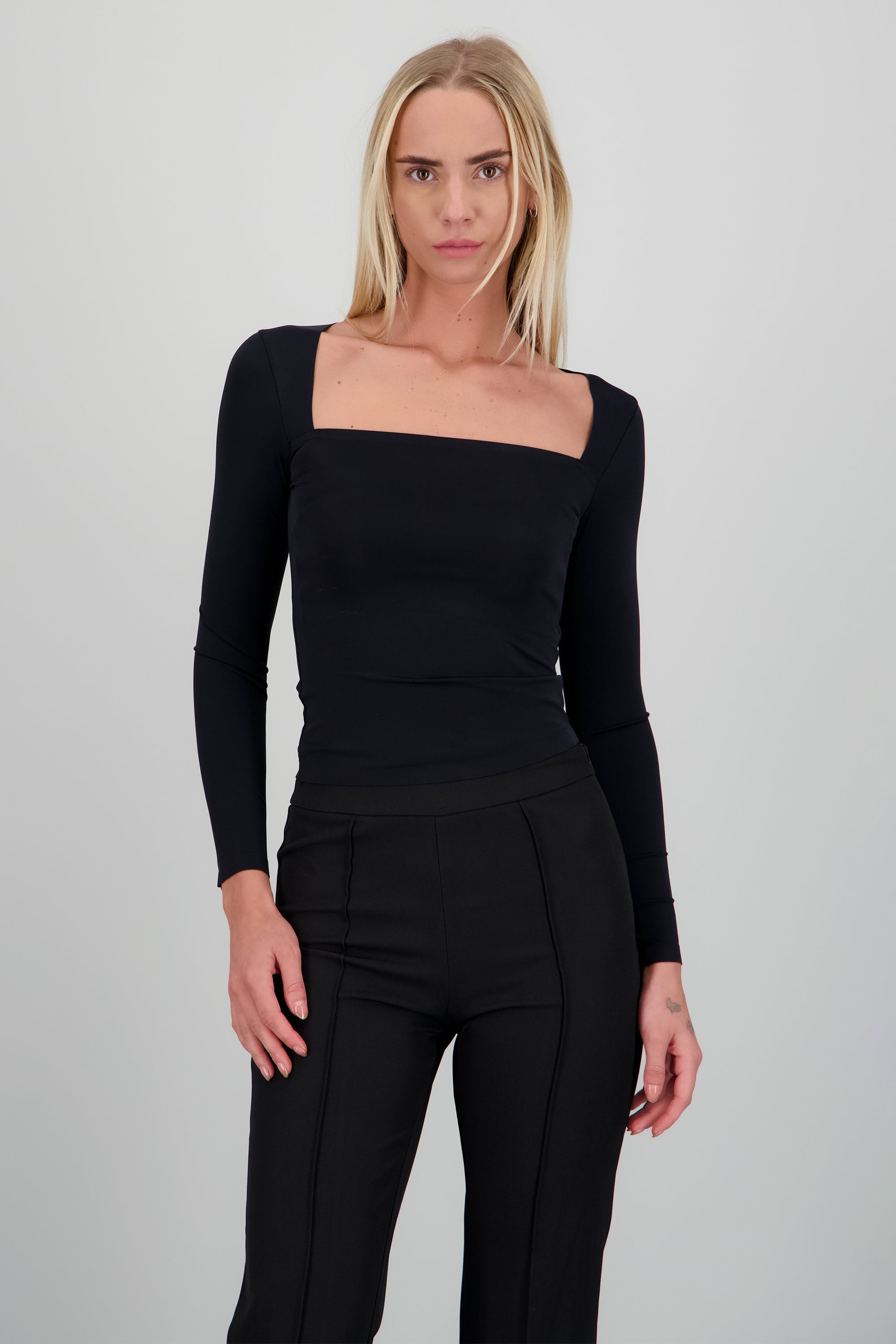 Top escote cuadrado manga larga NEGRO