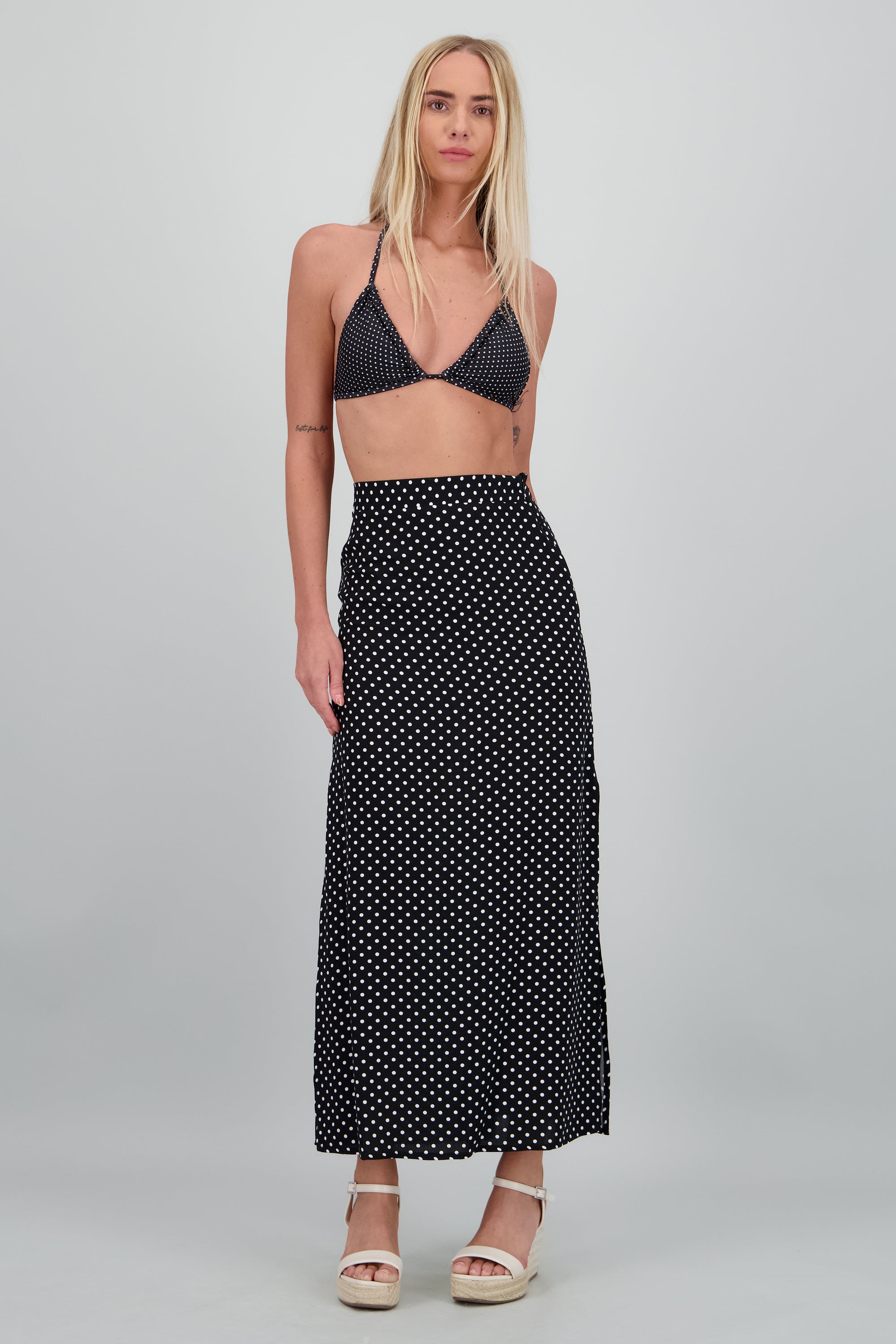 Falda maxi lunares aberturas a los costados NEGRO COMBO