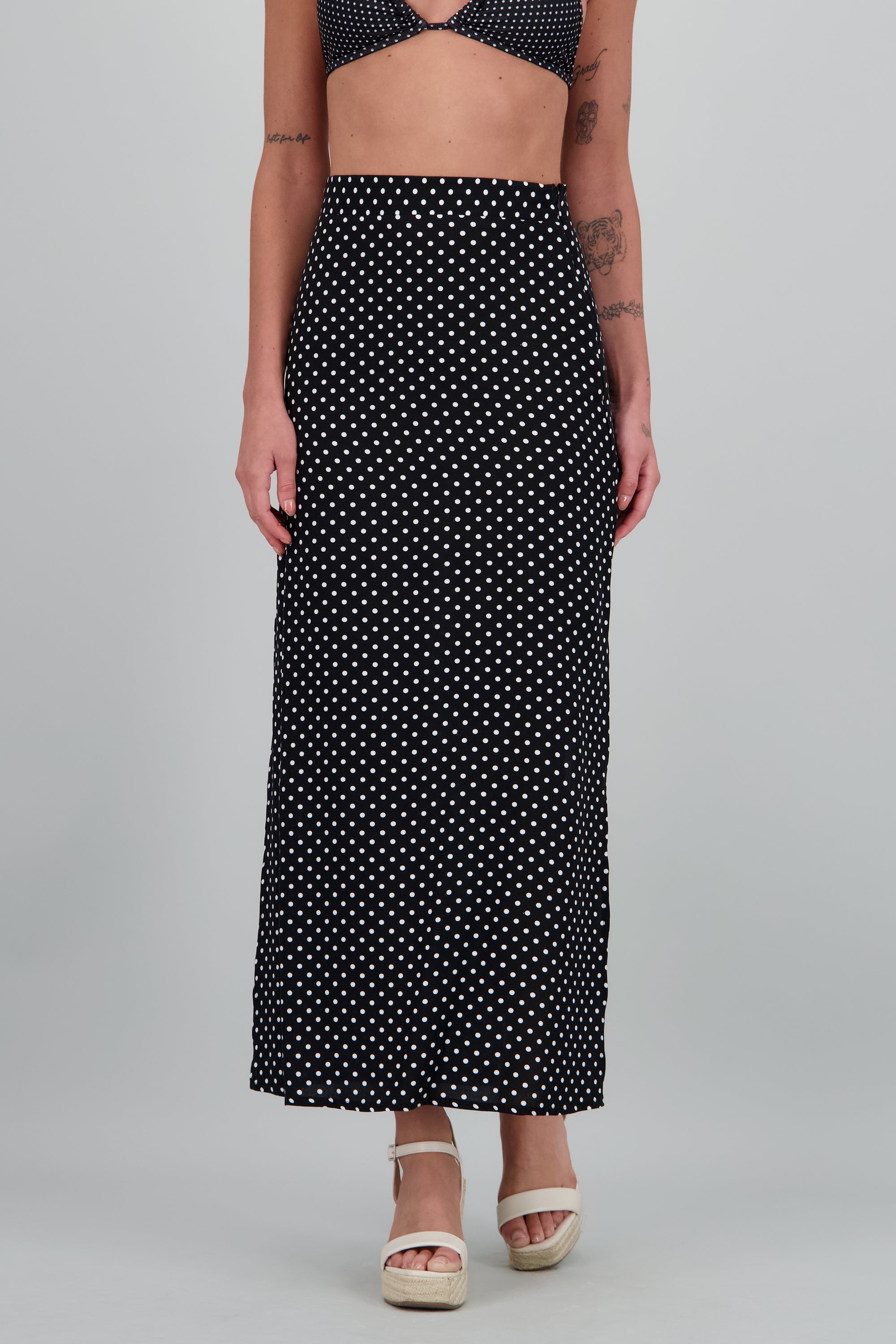 Falda maxi lunares aberturas a los costados NEGRO COMBO