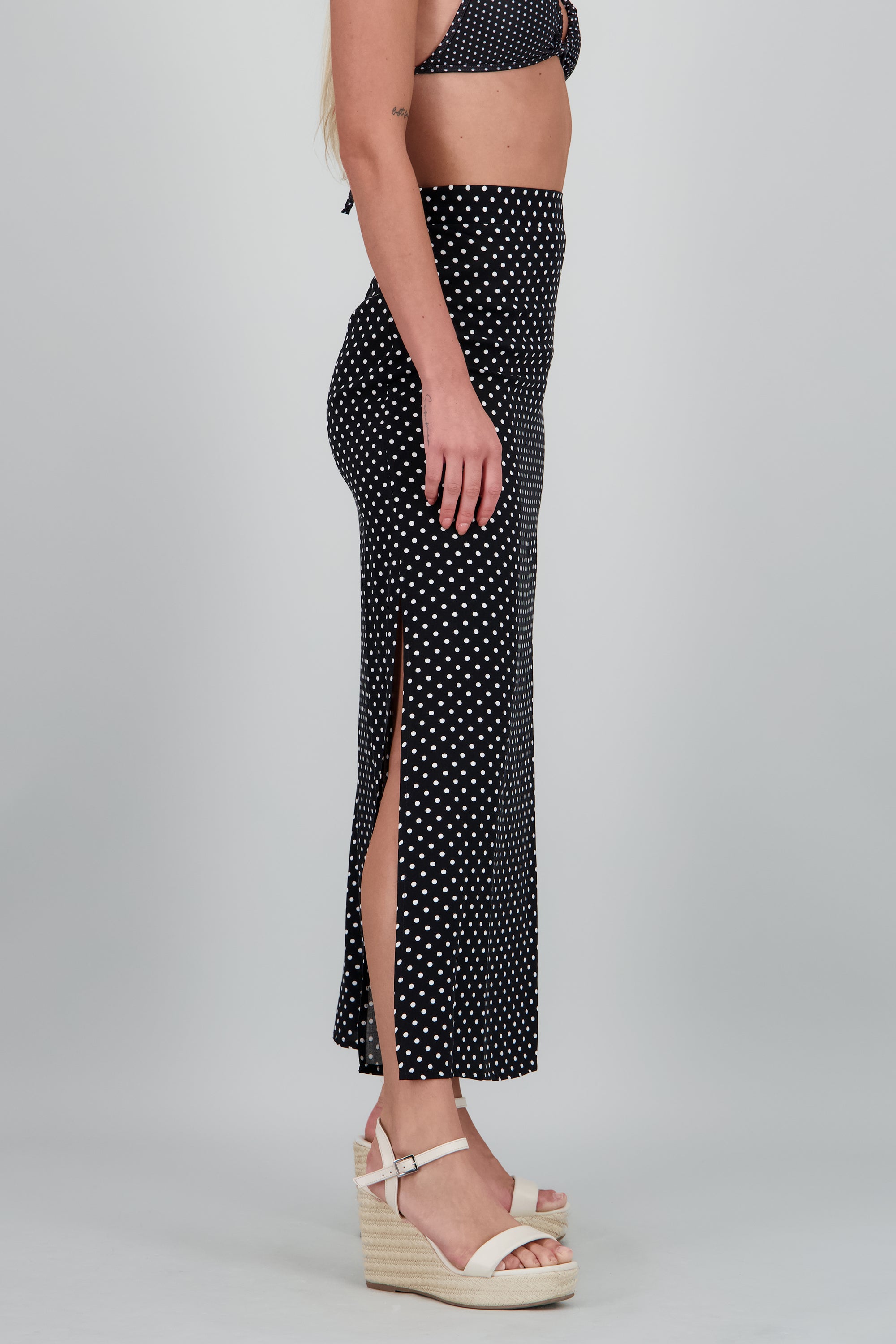 Falda maxi lunares aberturas a los costados NEGRO COMBO