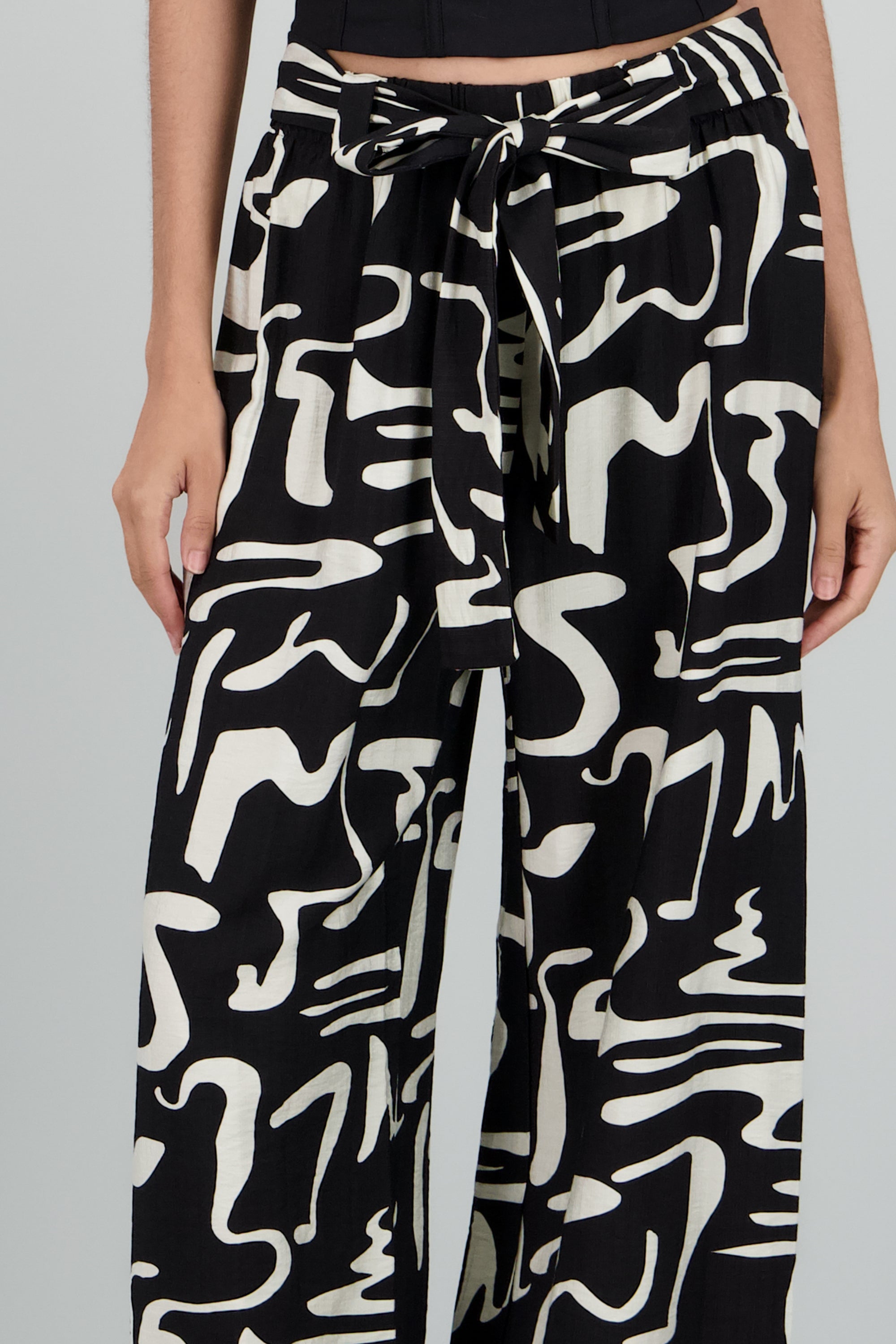 Pantalon fluido estampado geometrico detalle lazo NEGRO COMBO