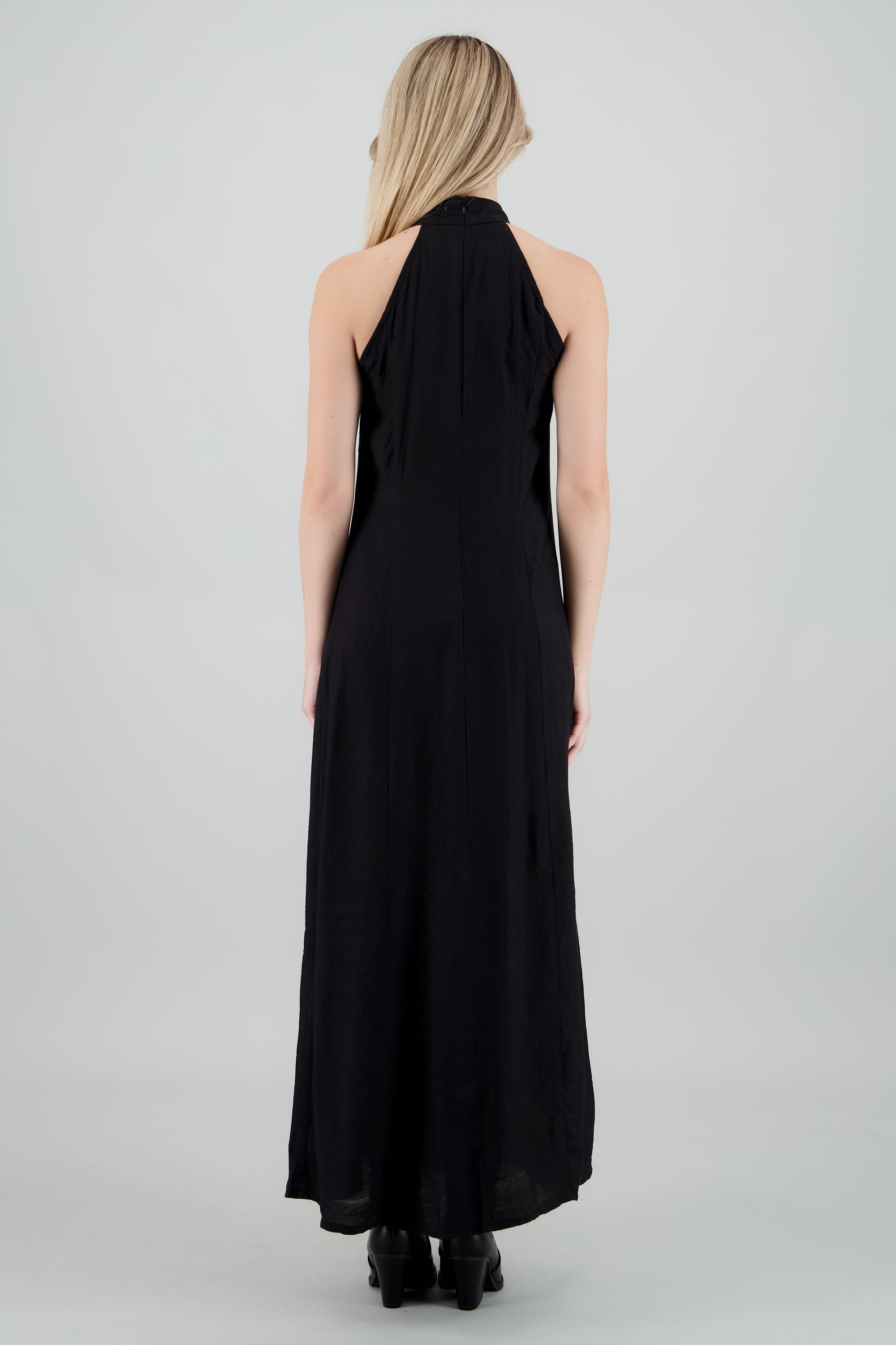 Vestido maxi halter fluido NEGRO
