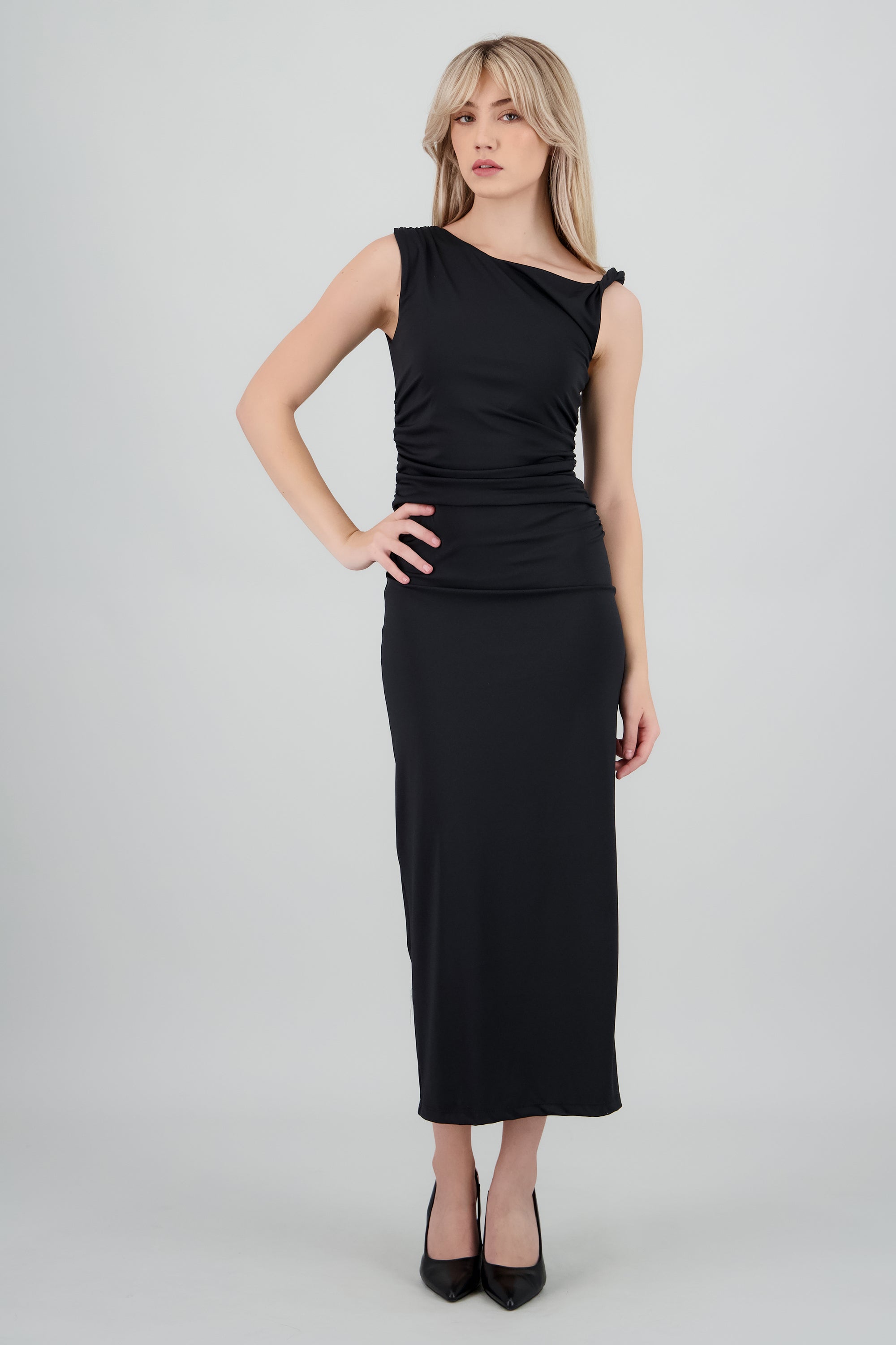 Vestido midi drapeado detalle tirante NEGRO