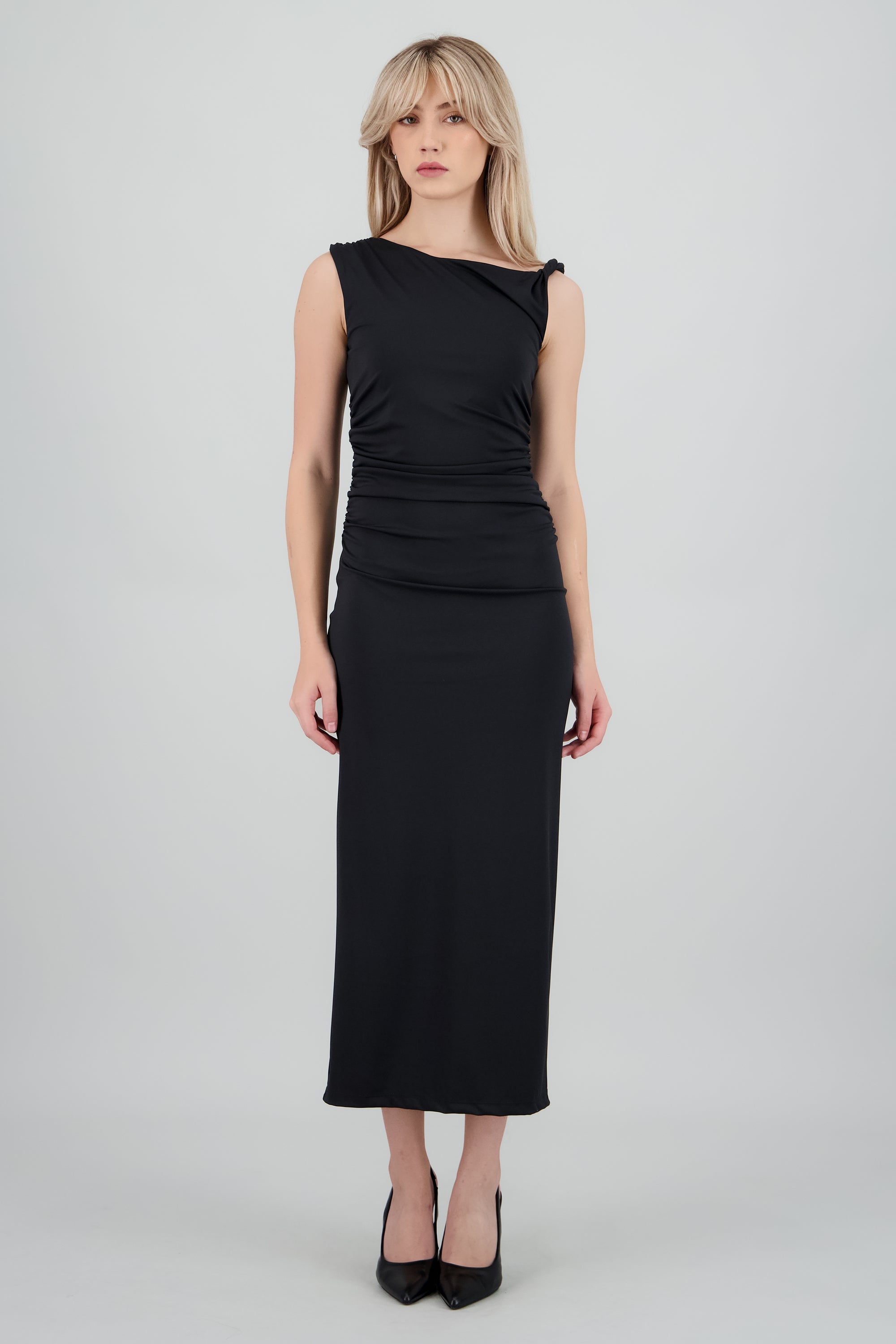 Vestido midi drapeado detalle tirante NEGRO