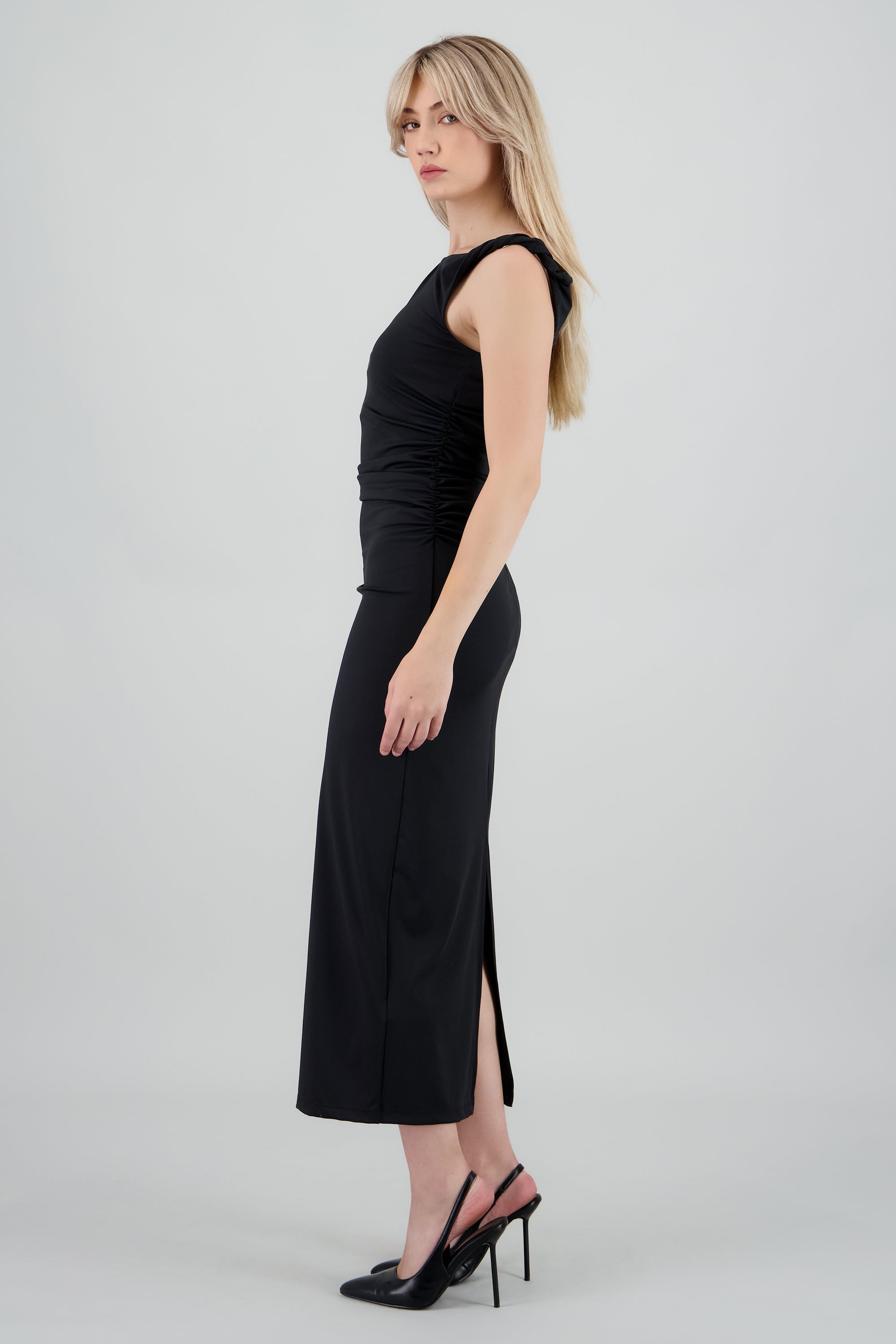 Vestido midi drapeado detalle tirante NEGRO