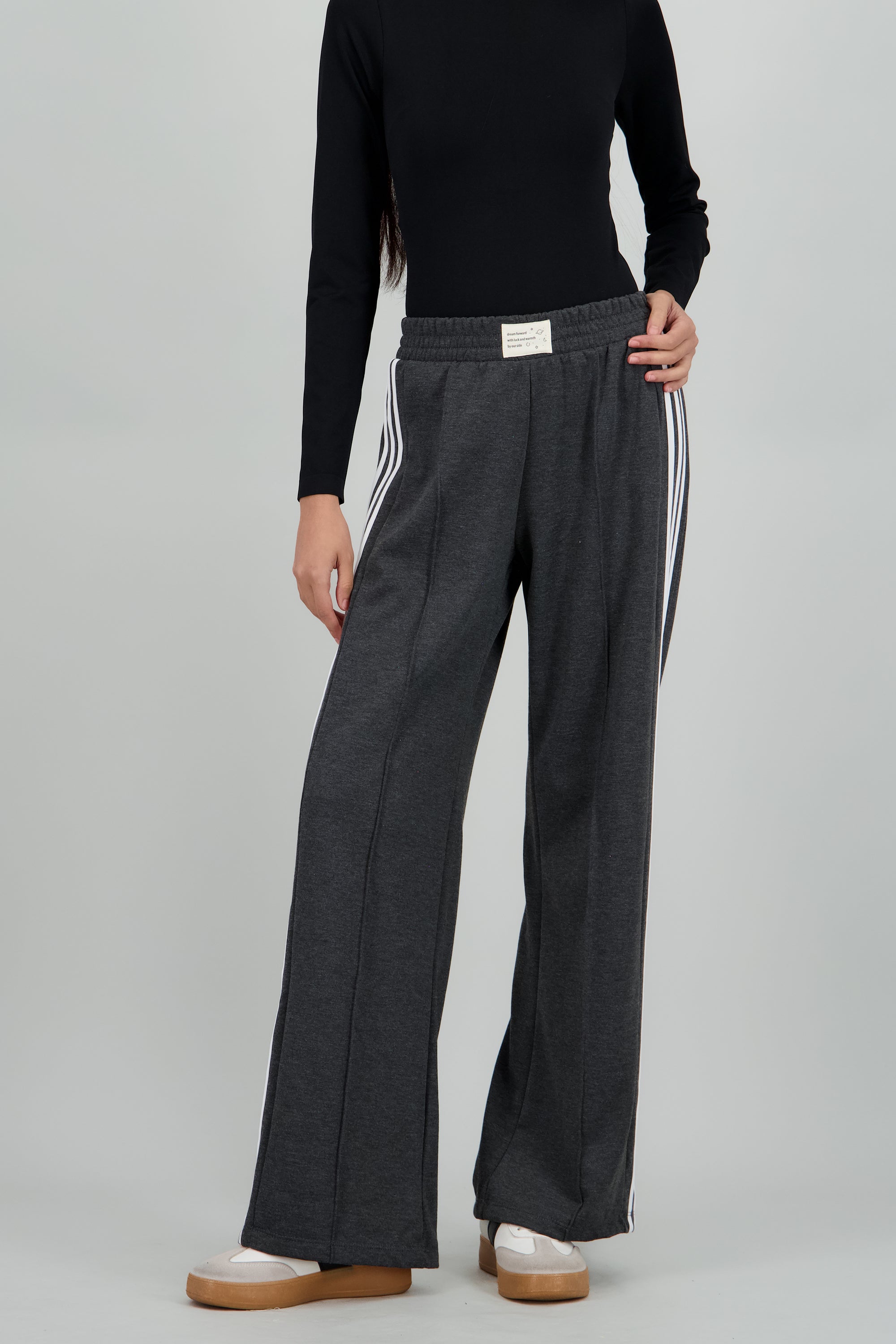 Pantalon liso rayas costado GRIS