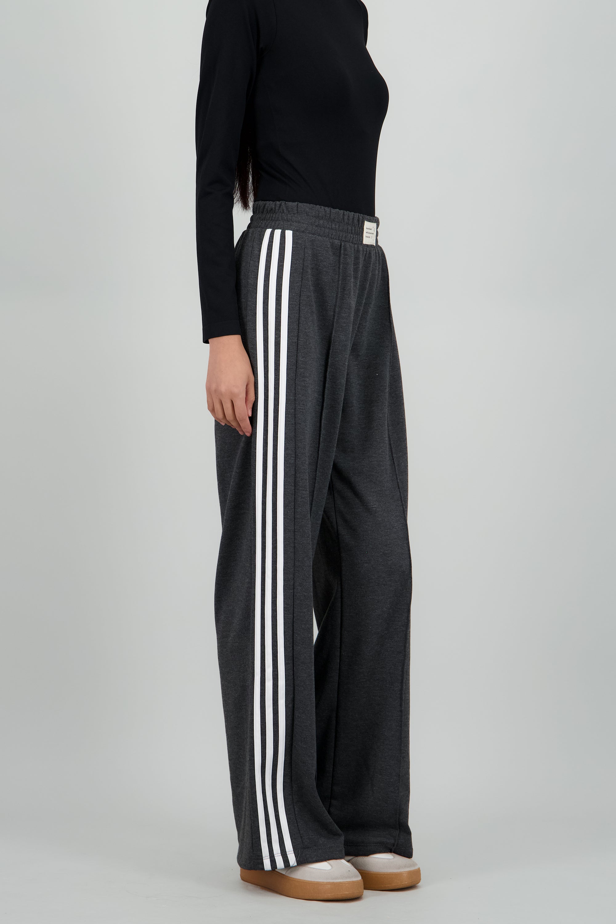 Pantalon liso rayas costado GRIS