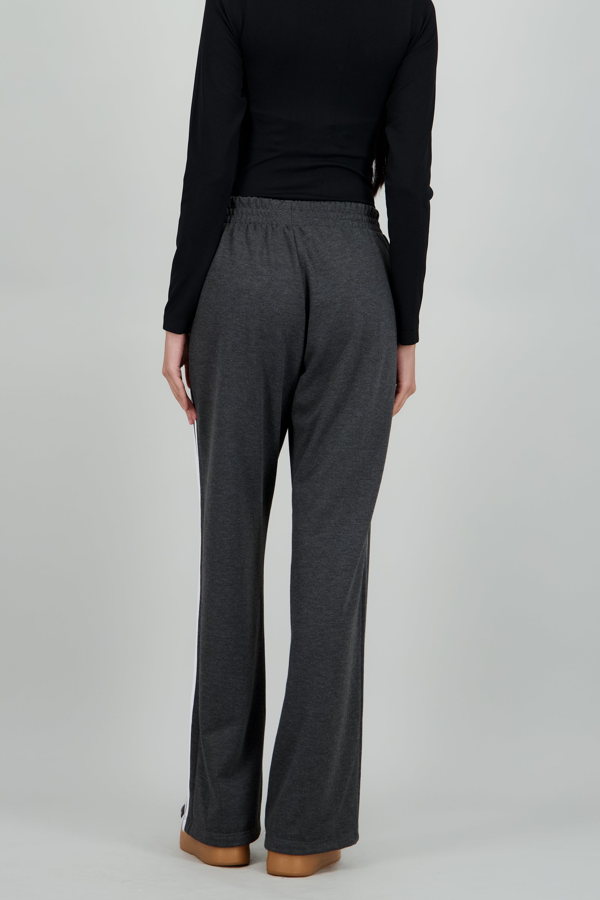 Pantalon liso rayas costado GRIS