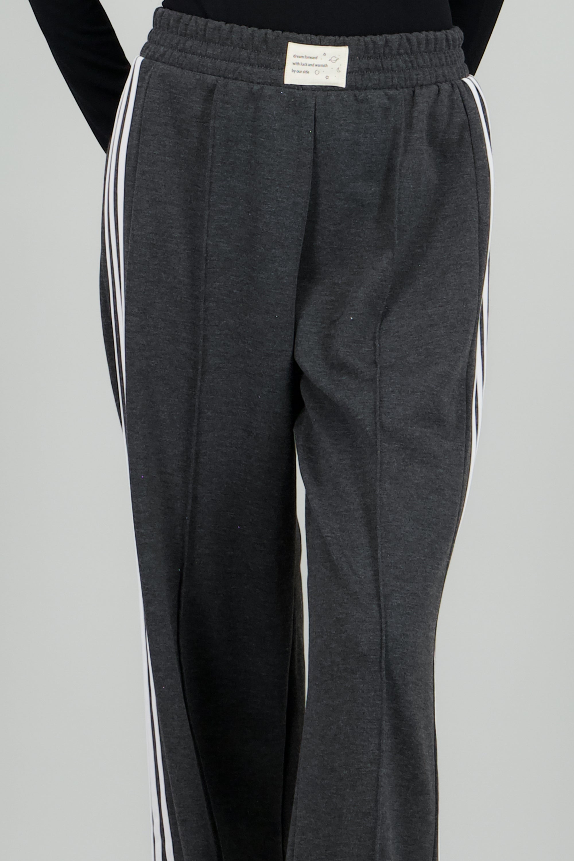 Pantalon liso rayas costado GRIS