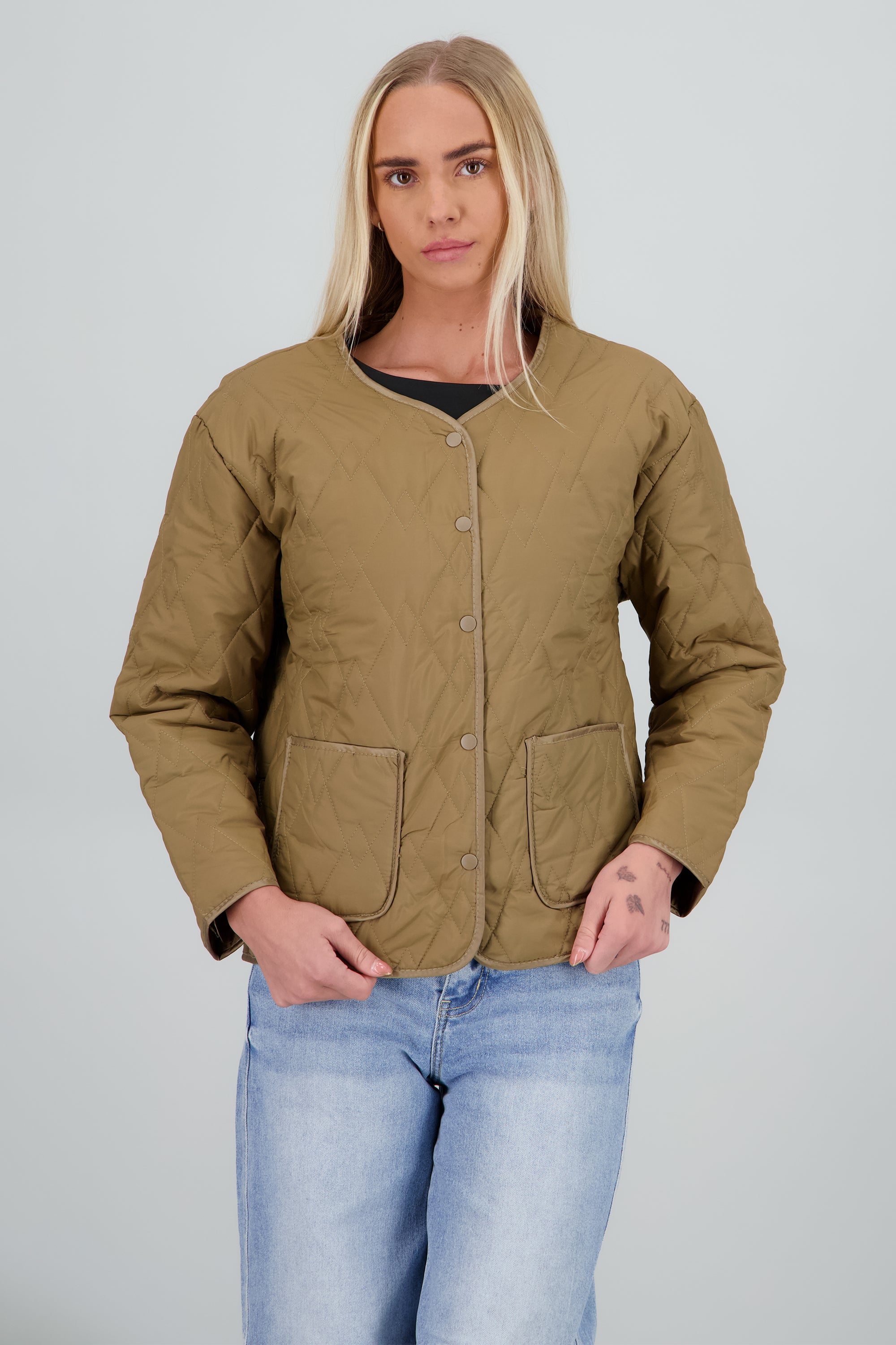 Chamarra lisa ligera capitonada CAFE