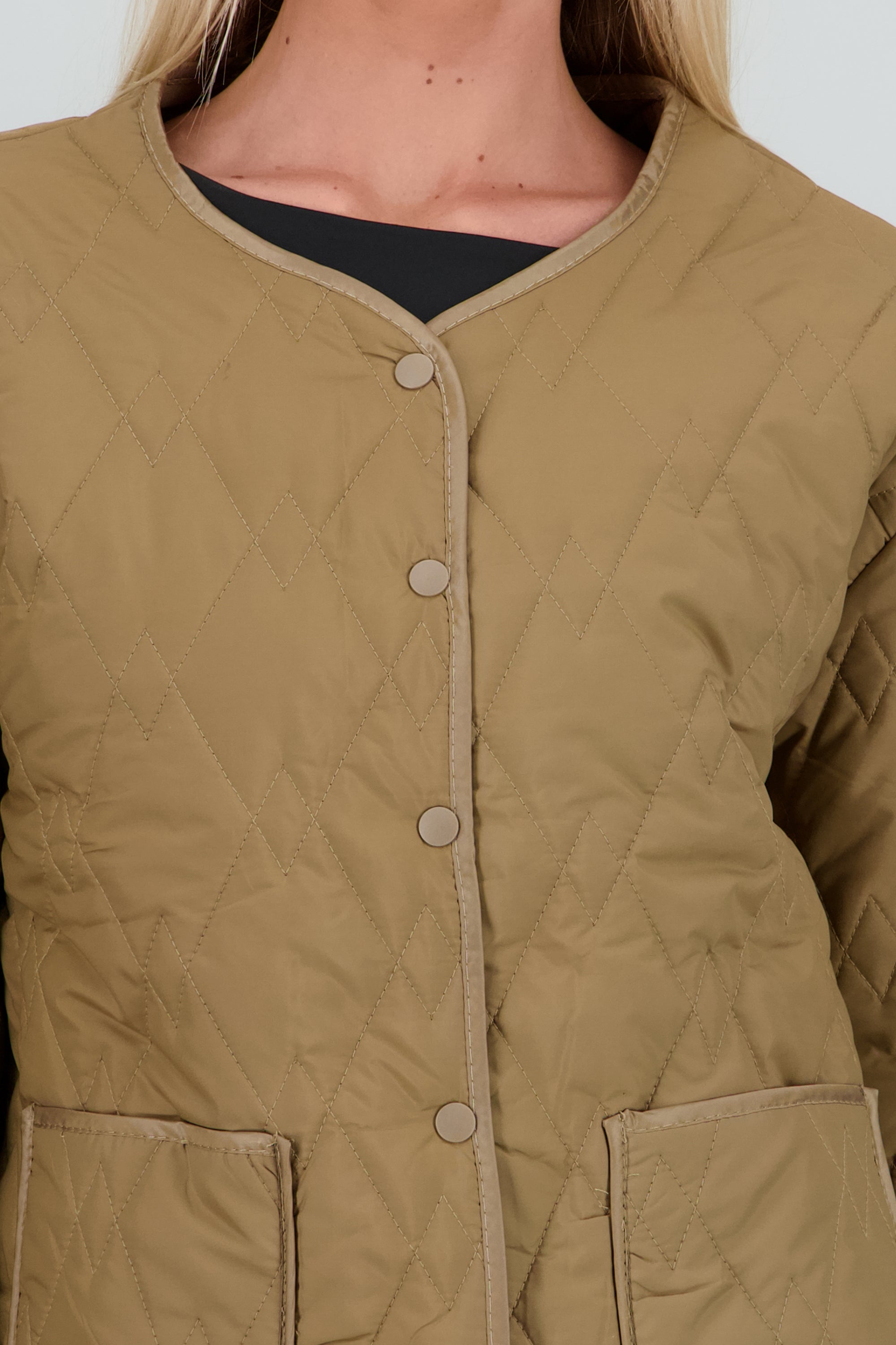 Chamarra lisa ligera capitonada CAFE