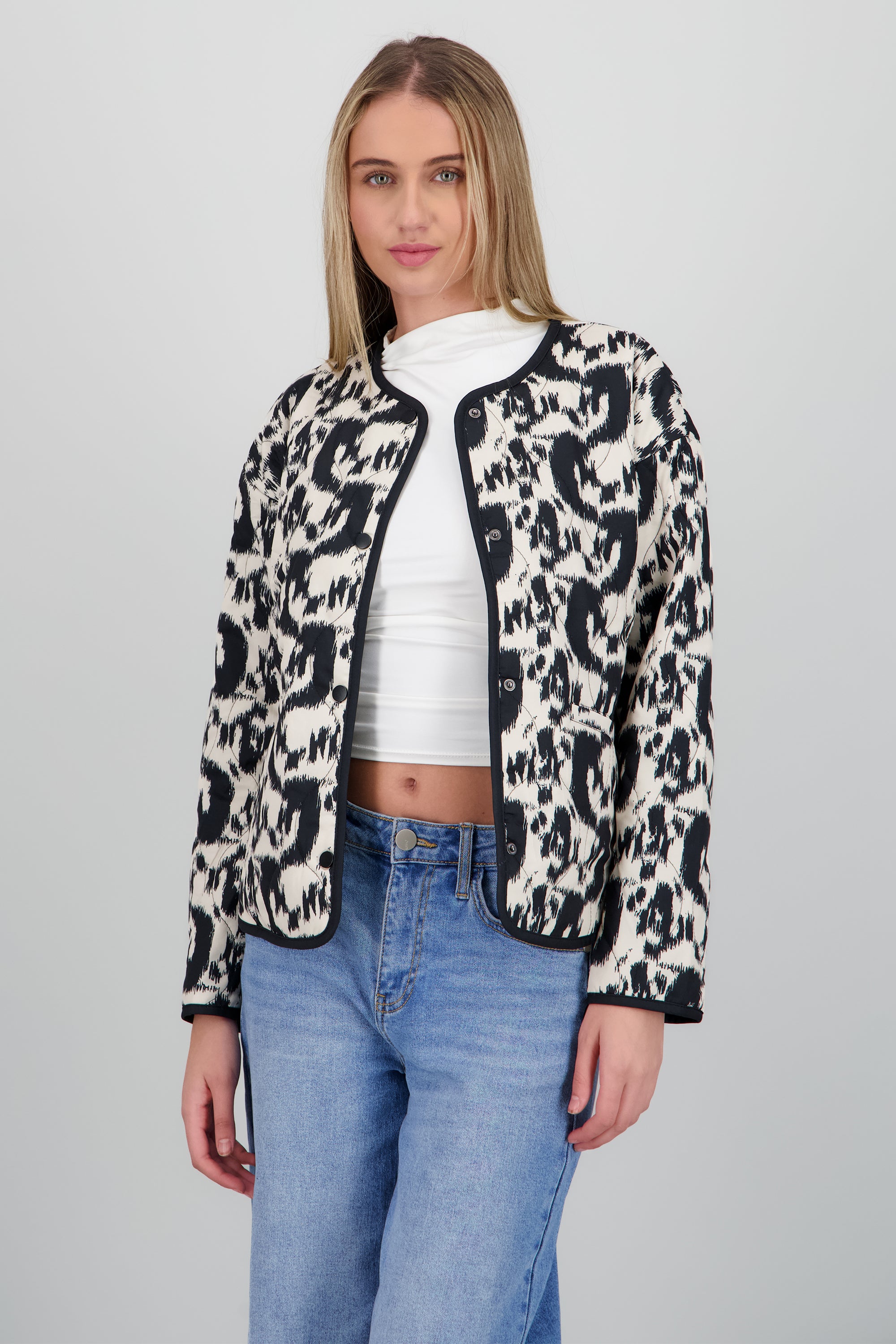 Chamarra capitonada estampado geometrico BLANCO COMBO