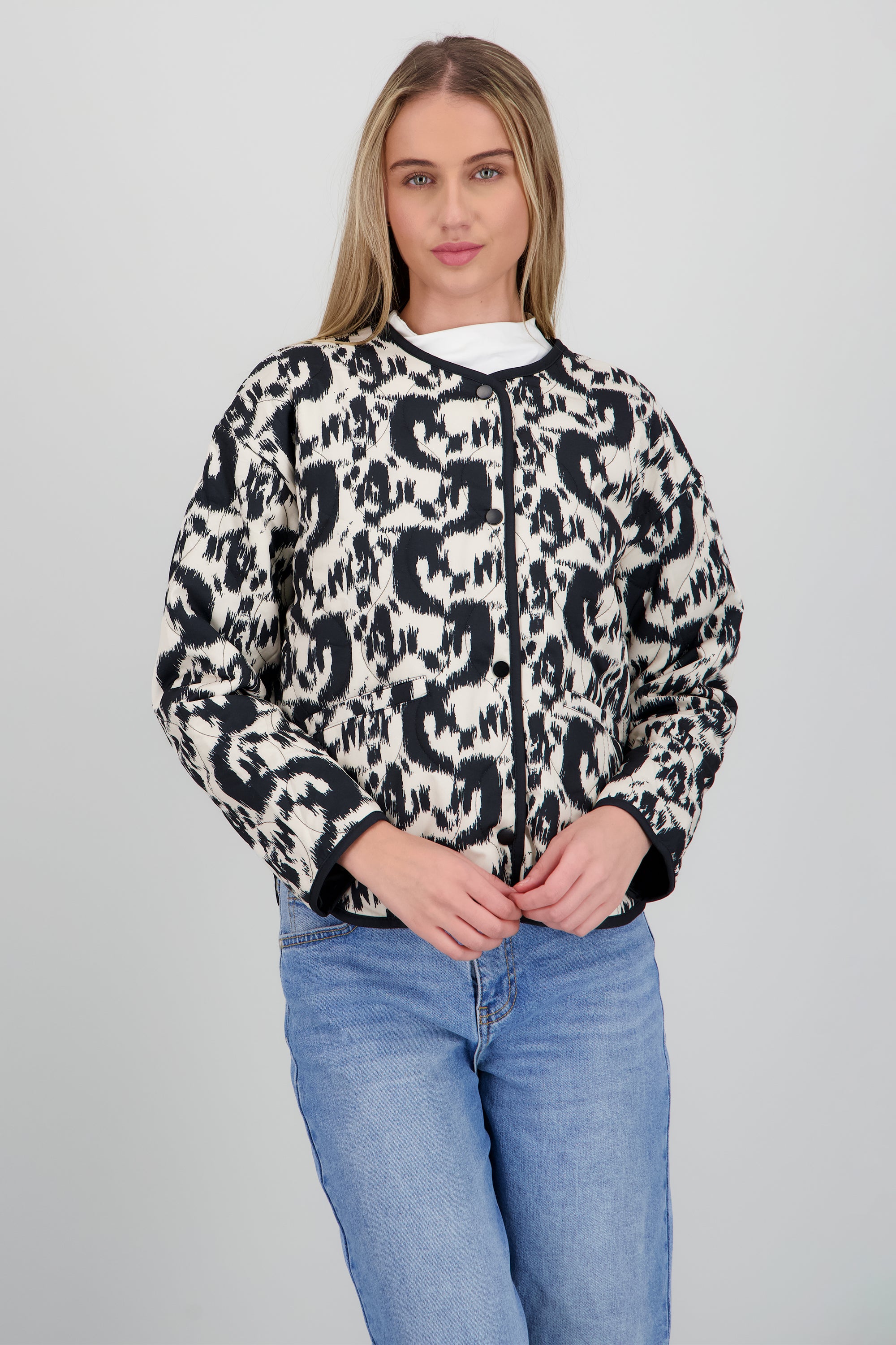 Chamarra capitonada estampado geometrico BLANCO COMBO