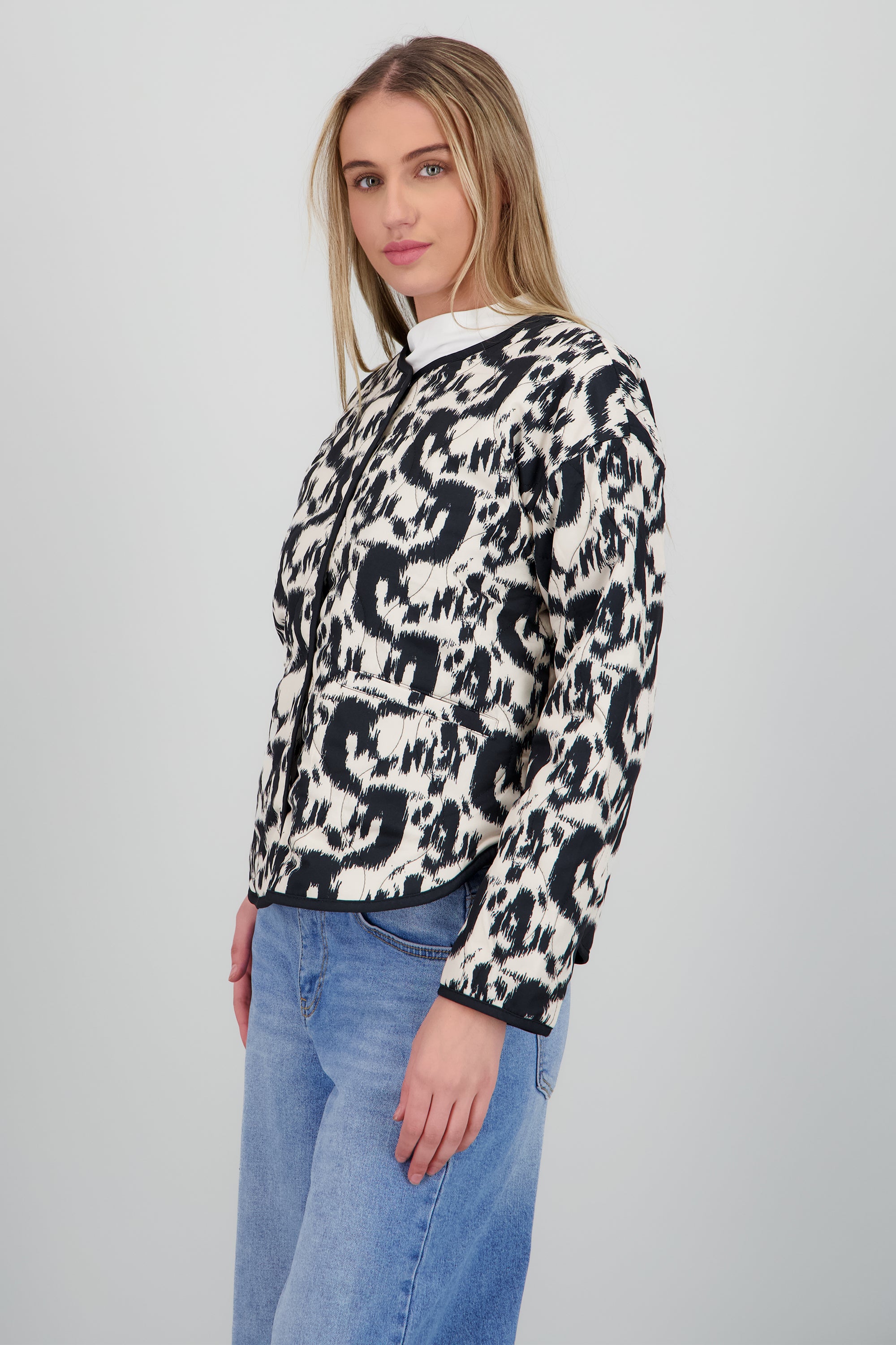 Chamarra capitonada estampado geometrico BLANCO COMBO