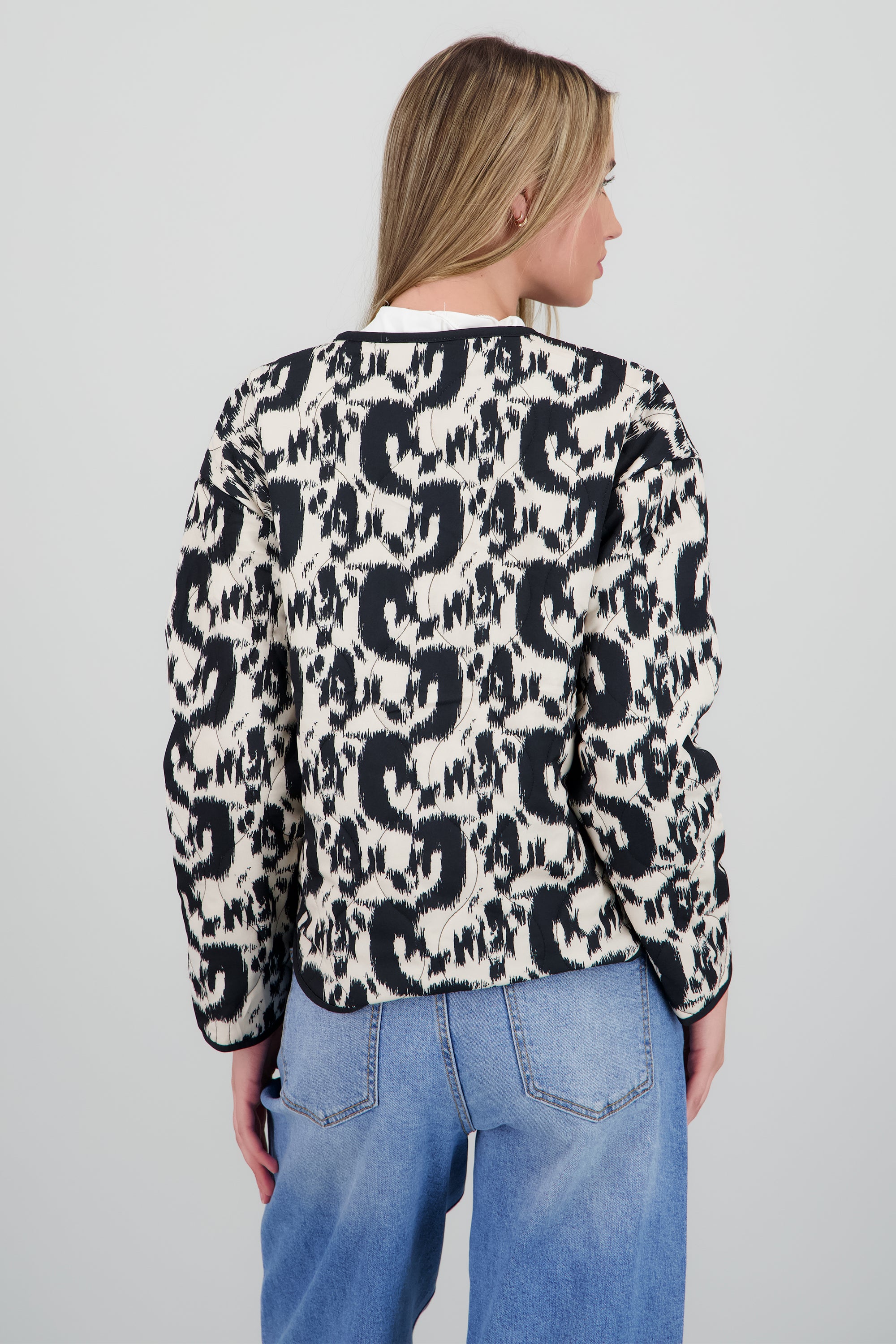 Chamarra capitonada estampado geometrico BLANCO COMBO