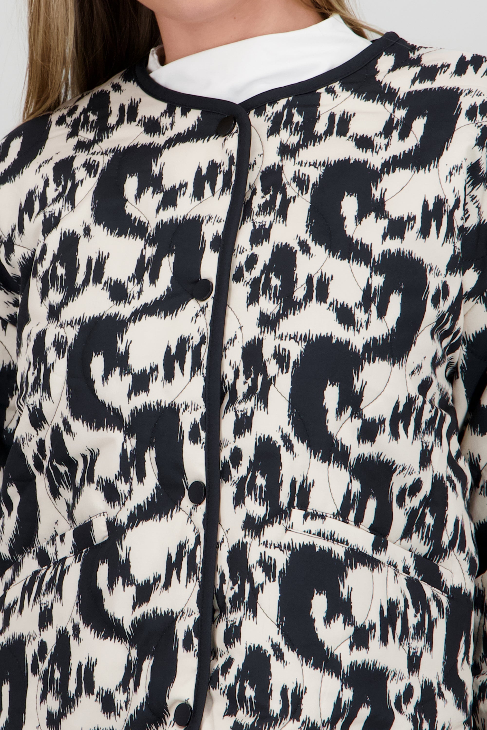 Chamarra capitonada estampado geometrico BLANCO COMBO