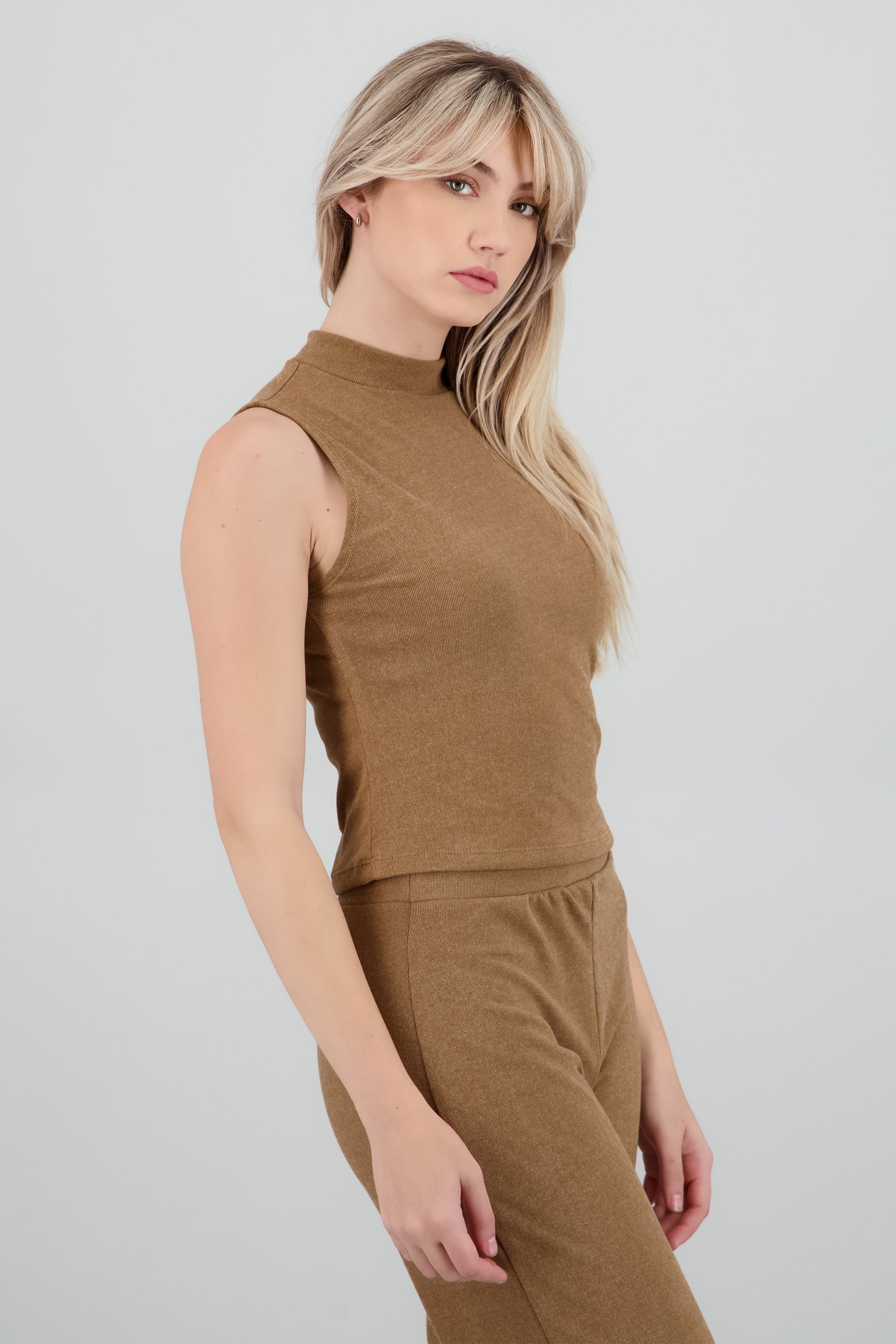 Top rib sin manga cuello alto CAFE