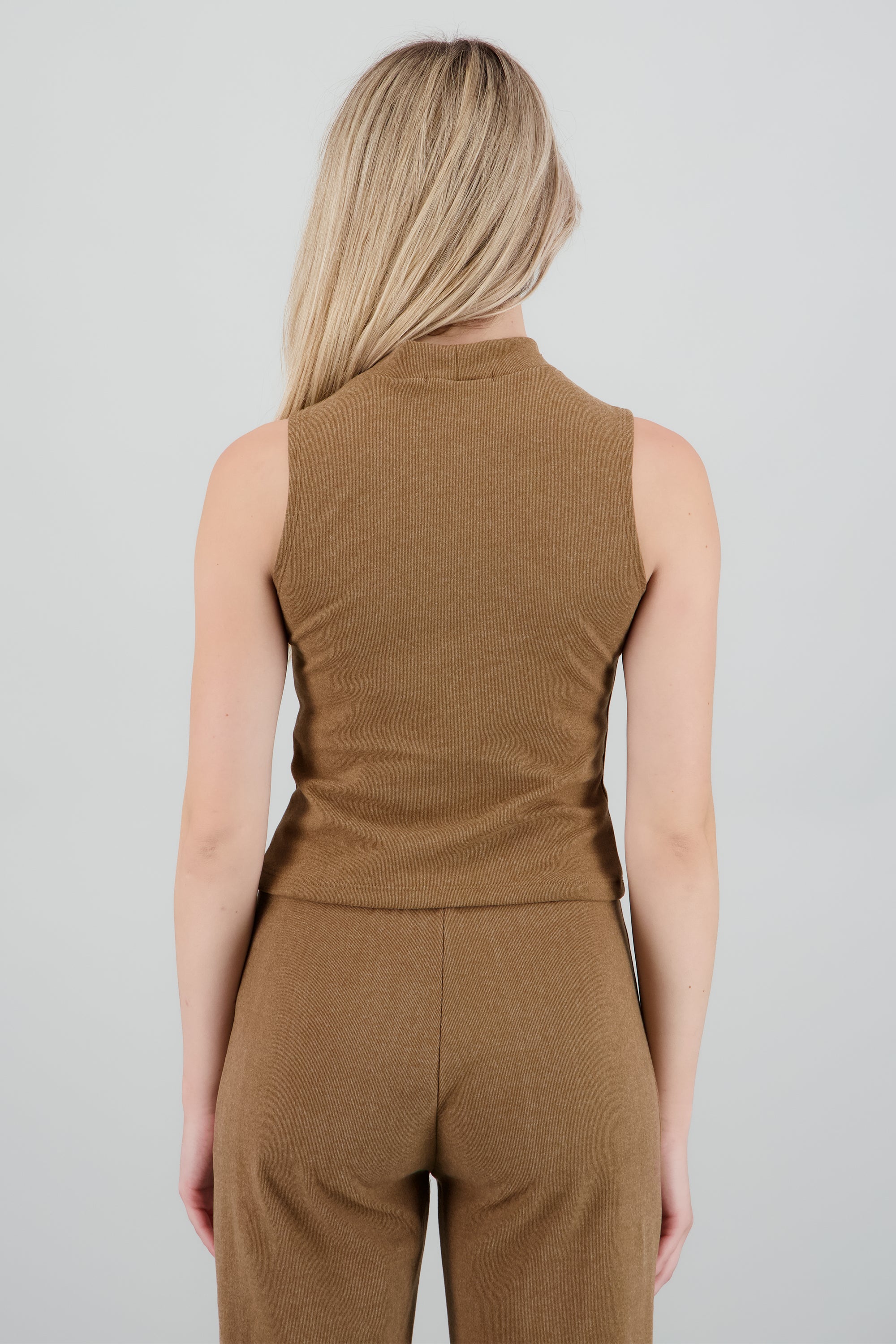 Top rib sin manga cuello alto CAFE