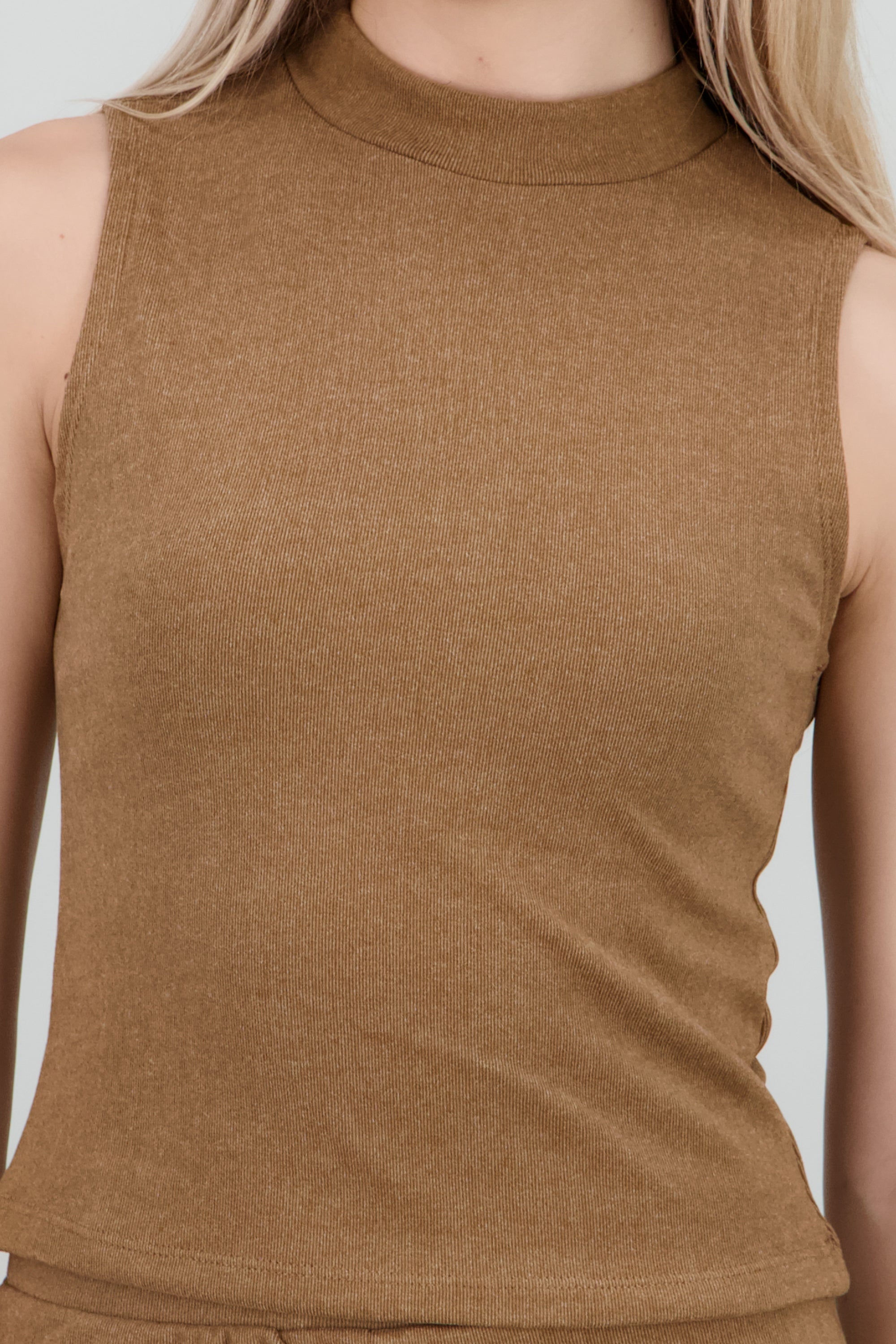 Top rib sin manga cuello alto CAFE