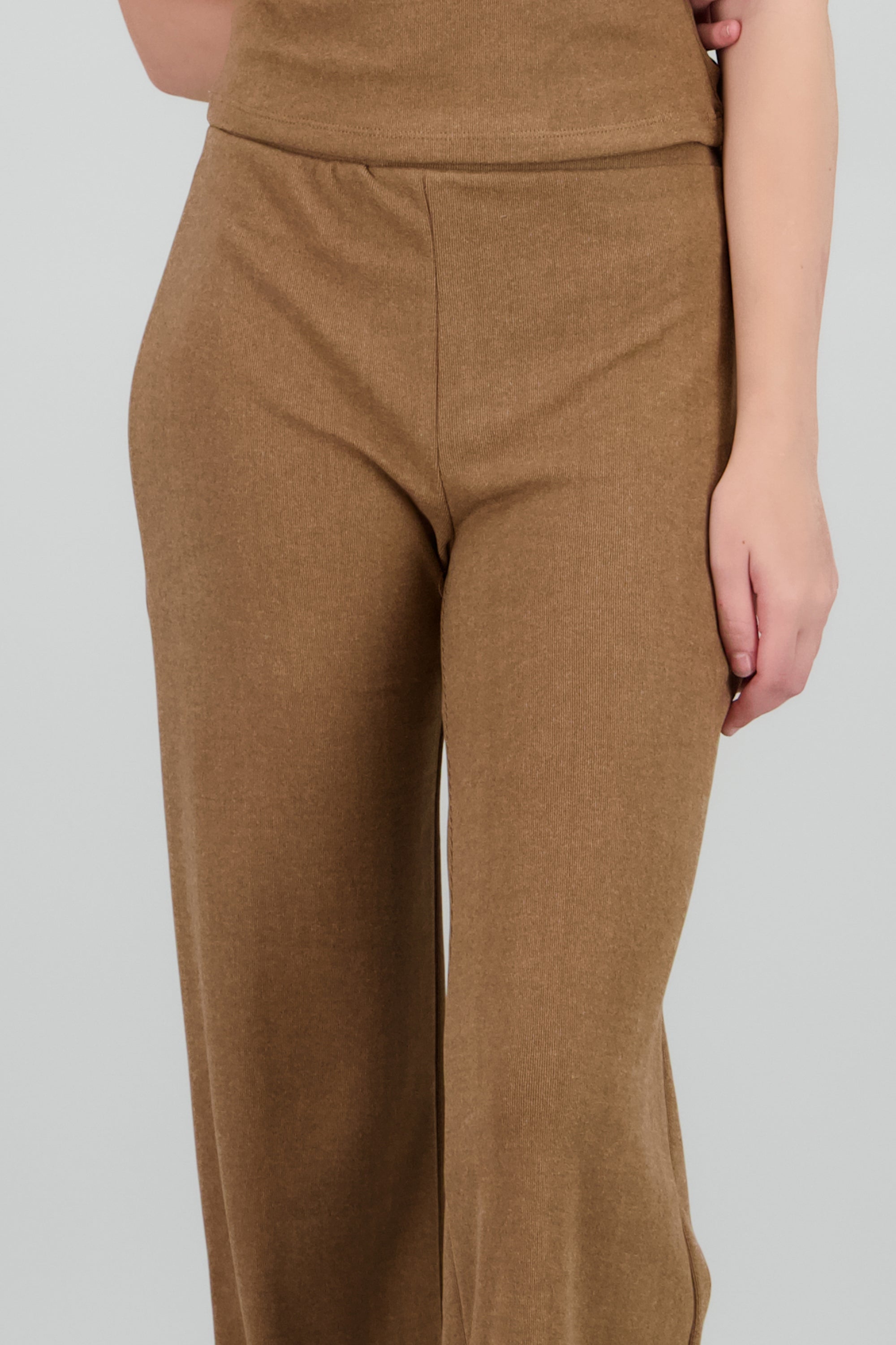 Pantalon liso recto rib CAFE