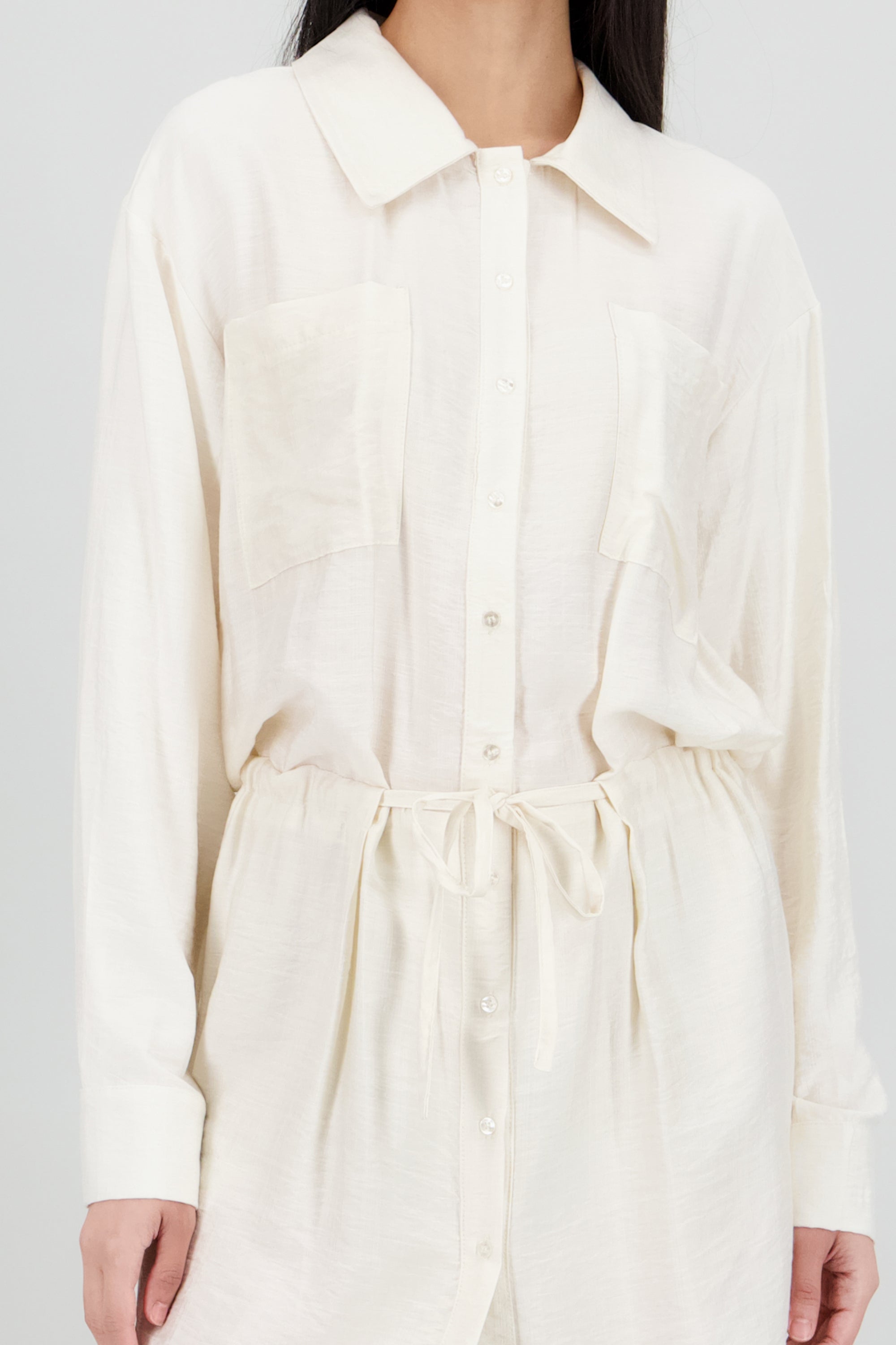 Vestido camisero mini detalle resorte HUESO