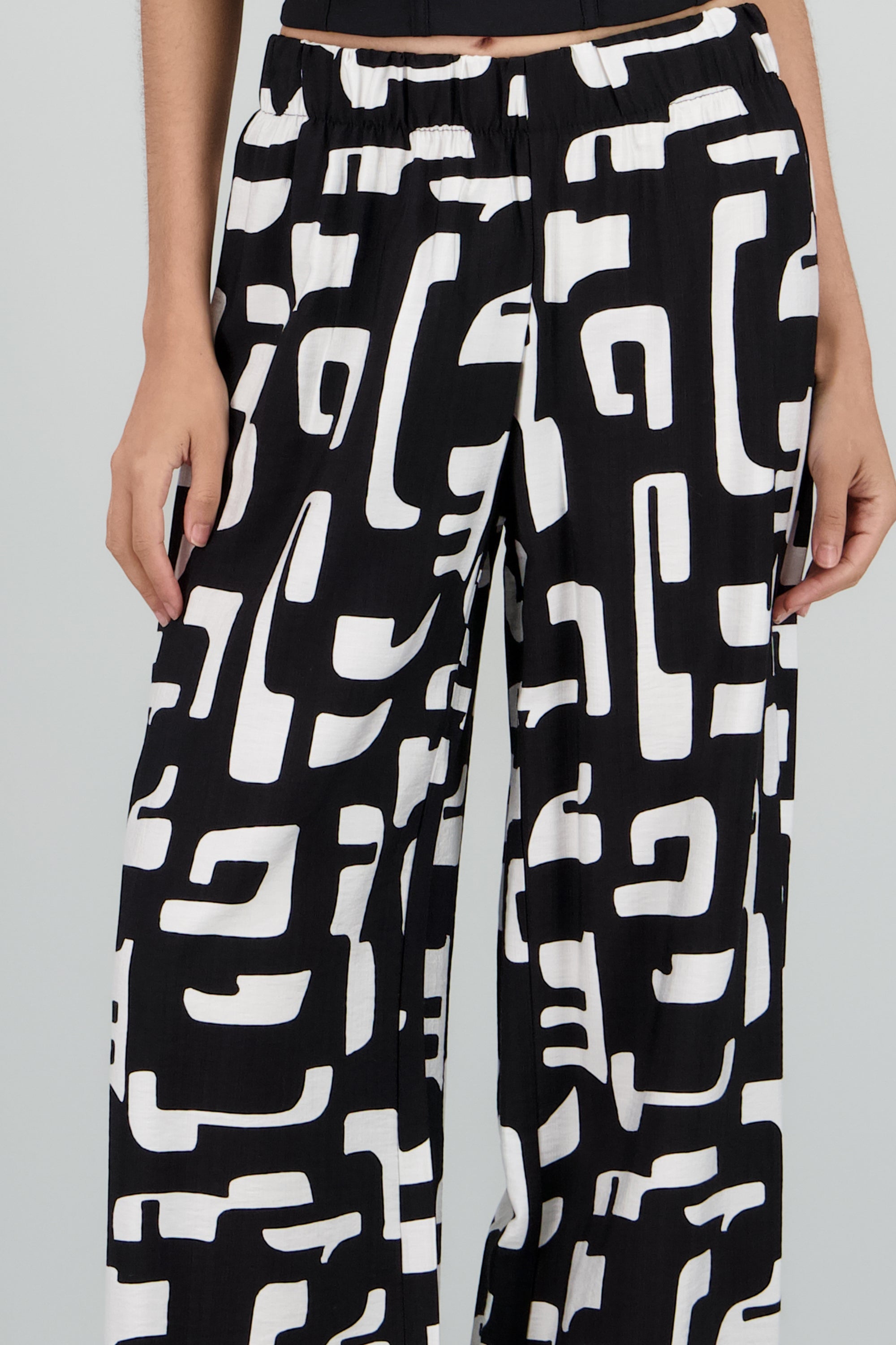 Pantalon estampado geometrico wide leg NEGRO COMBO