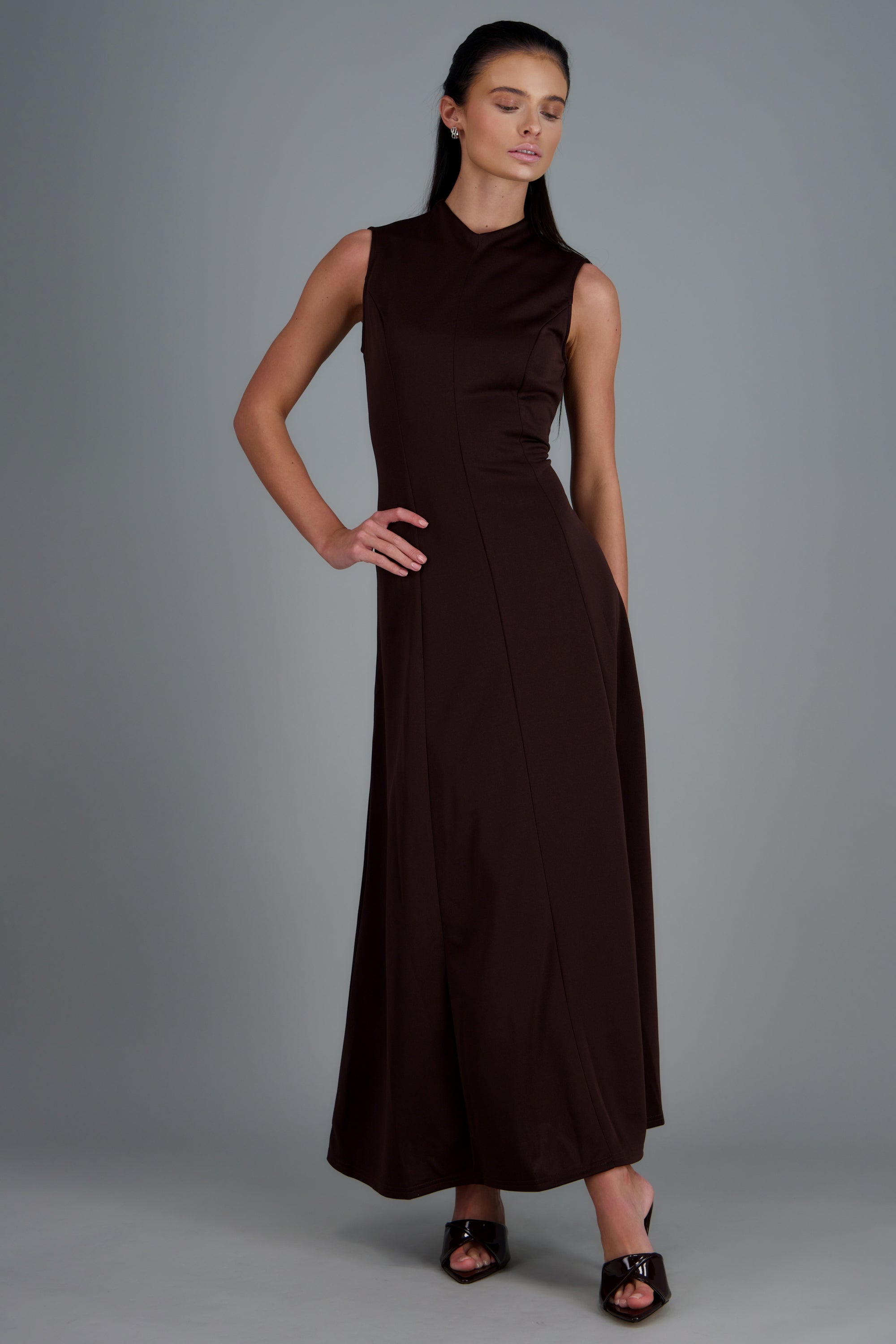 Vestido maxi cuello alto CHOCOLATE