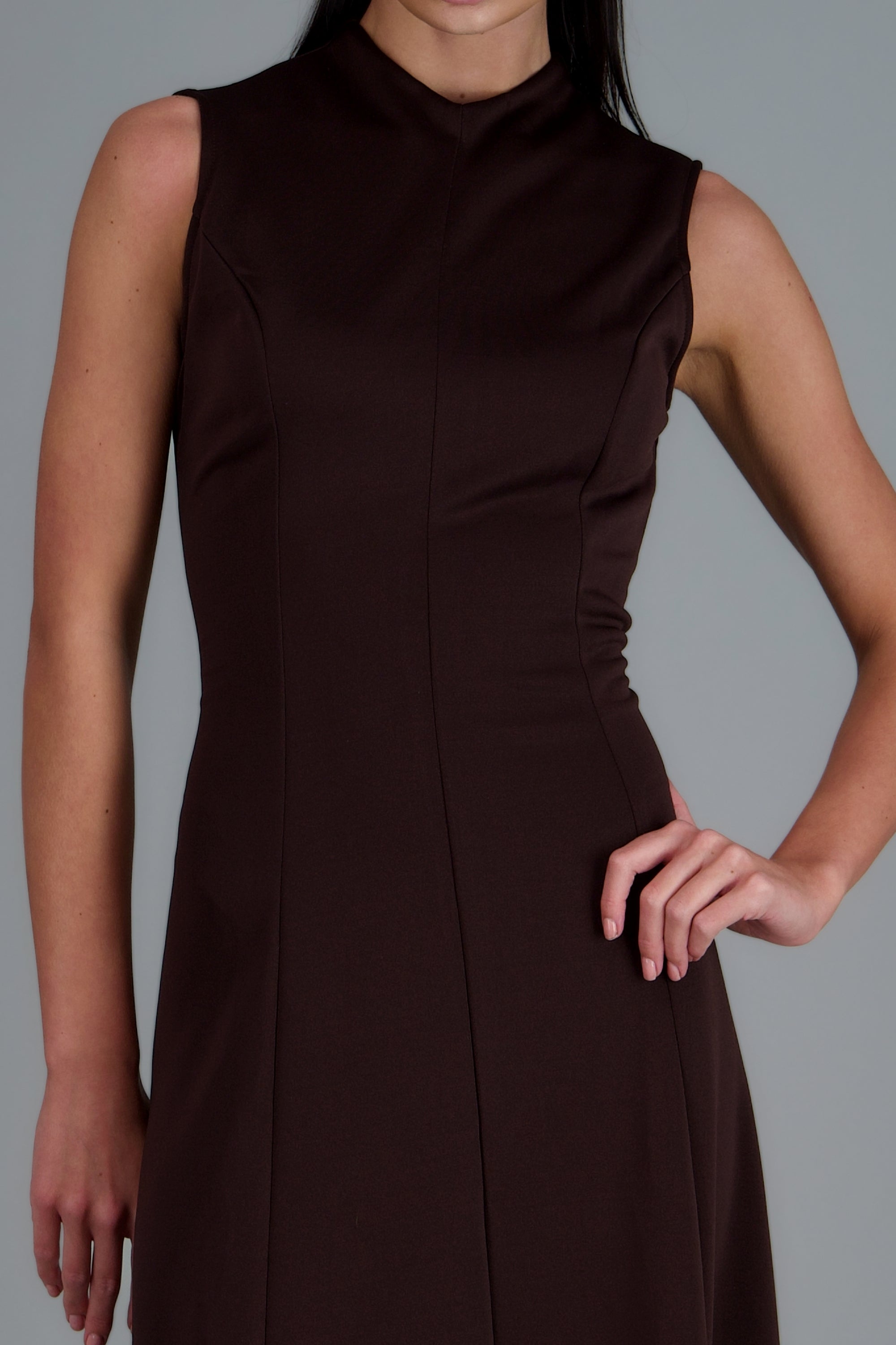 Vestido maxi cuello alto CHOCOLATE