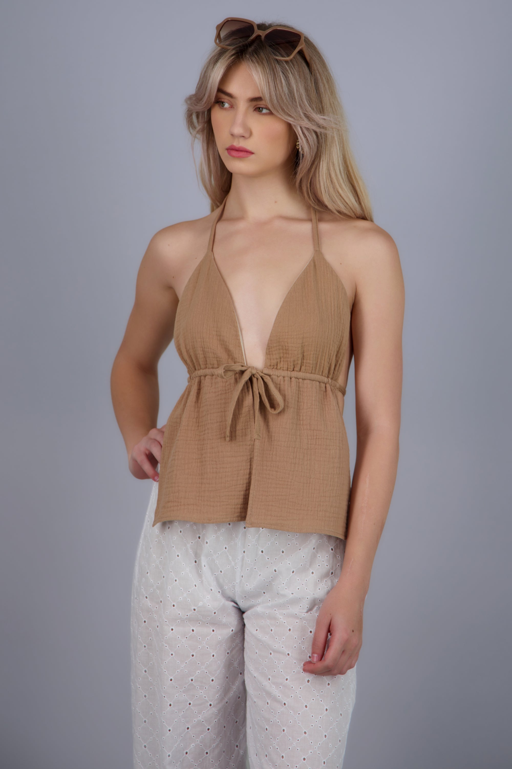Top espalda descubierta detalle moño KHAKI