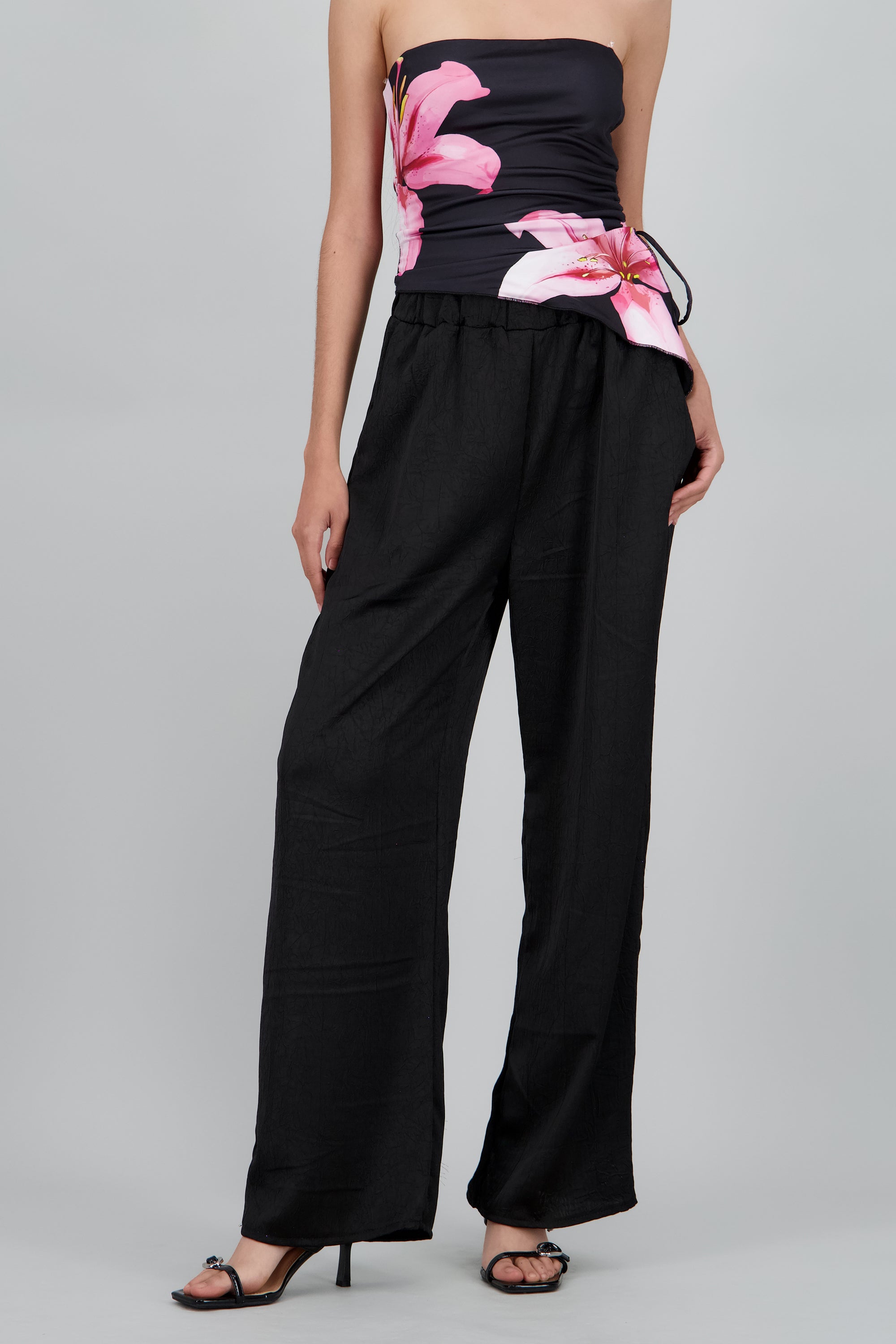 Pantalon wide leg satin detalle textura NEGRO