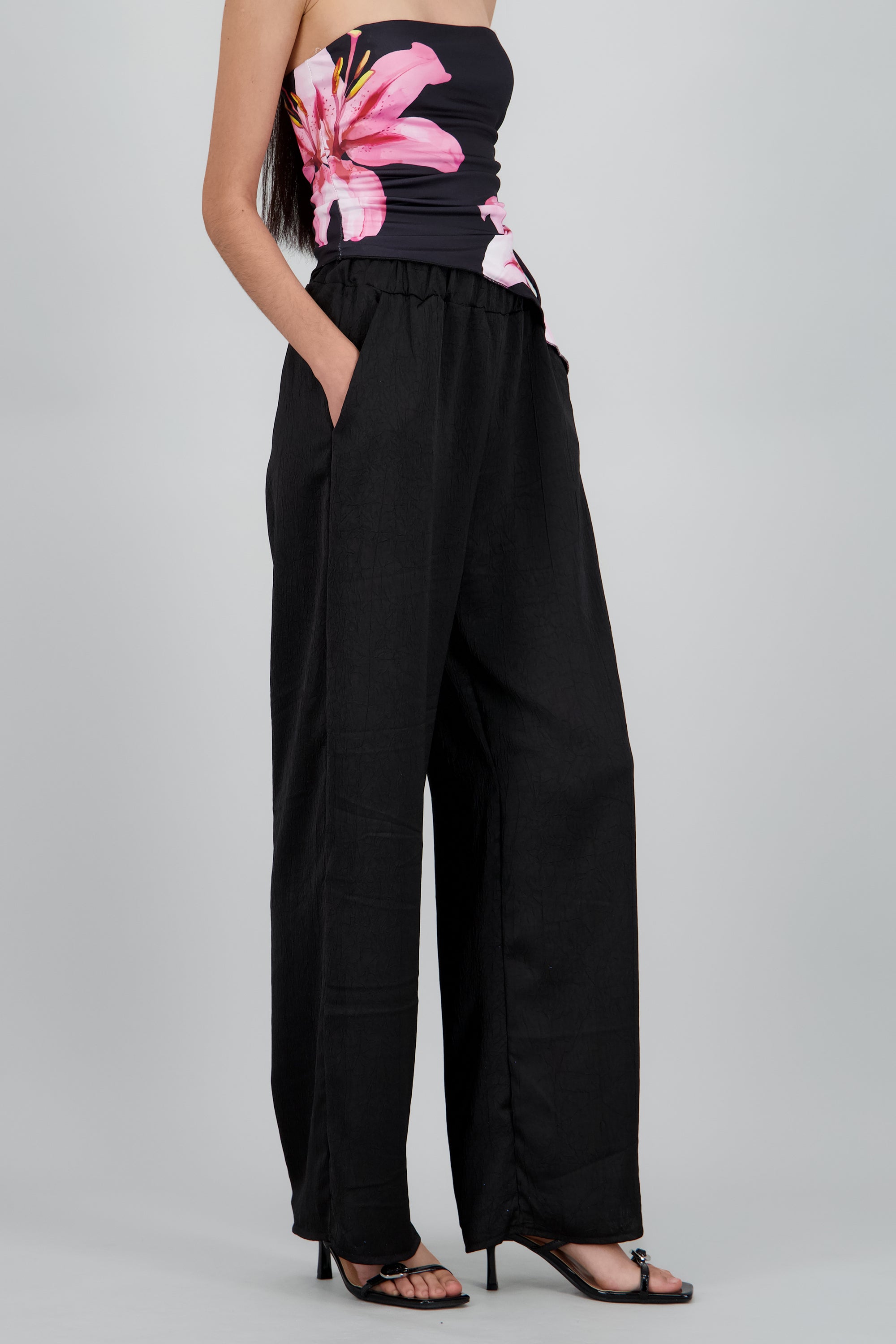 Pantalon wide leg satin detalle textura NEGRO