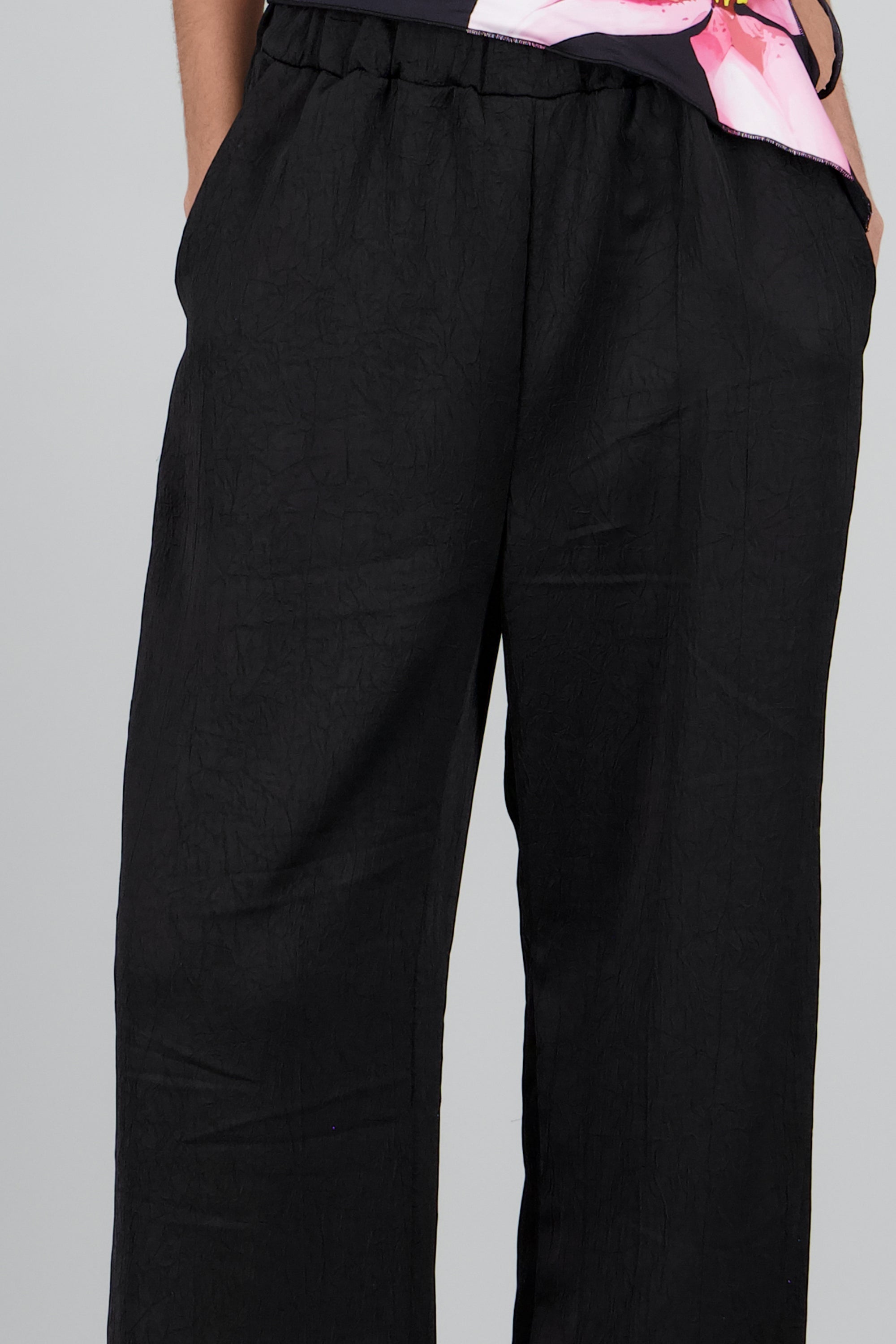 Pantalon wide leg satin detalle textura NEGRO