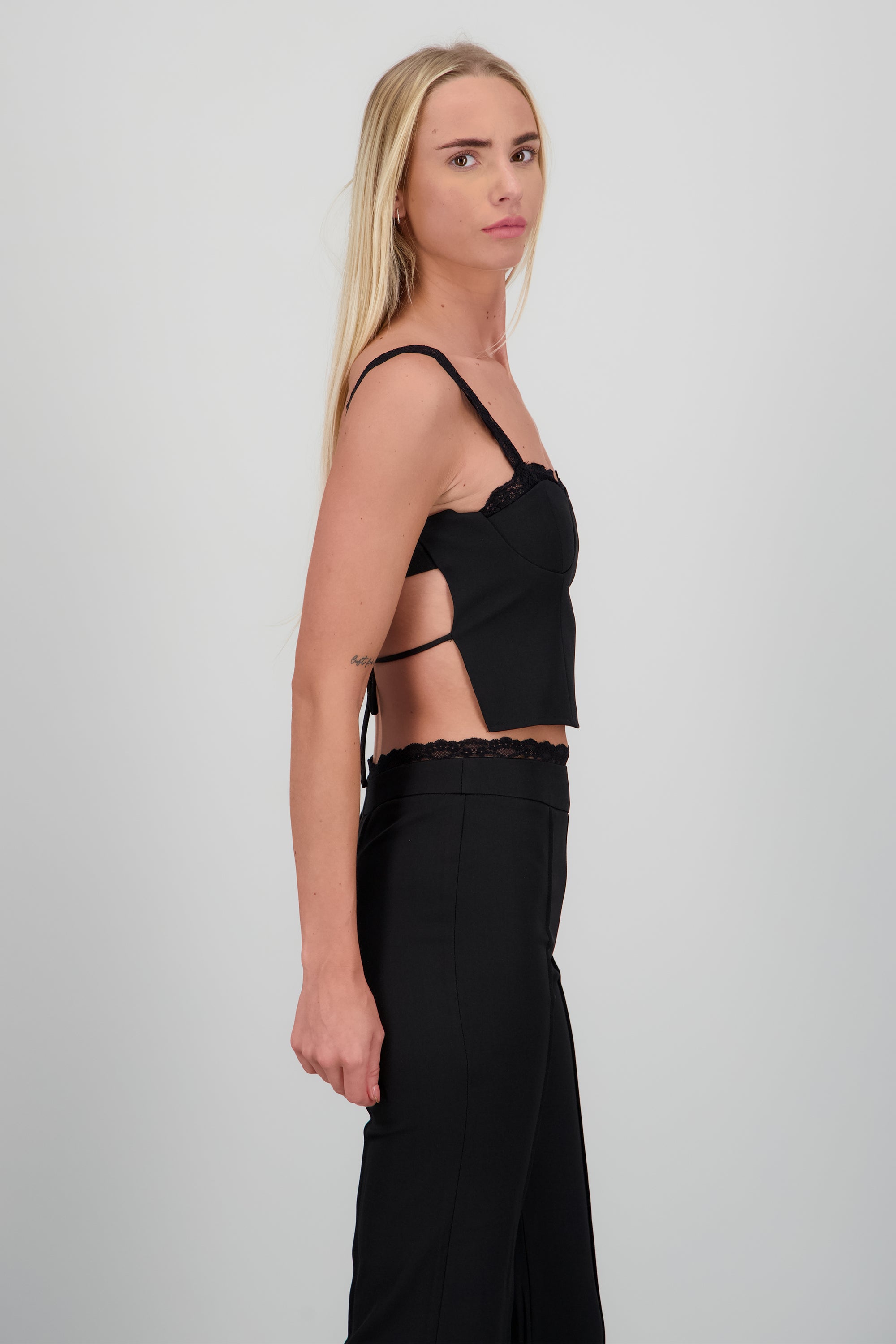 Crop top detalle encaje NEGRO