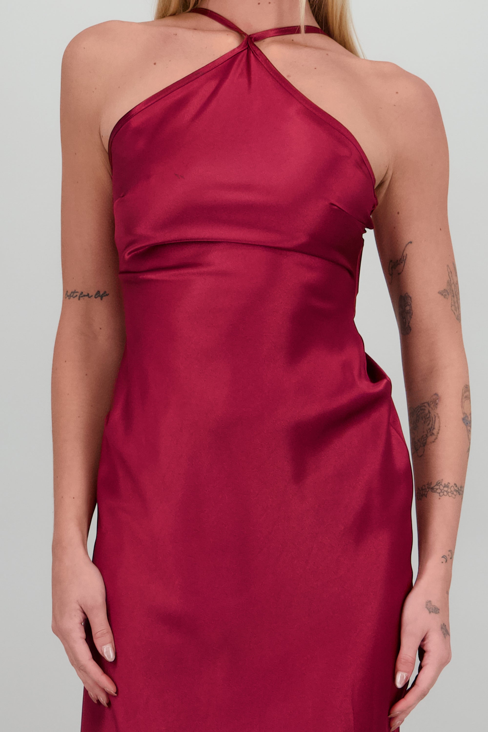 Vestido halter satin midi cruce espalda VINO