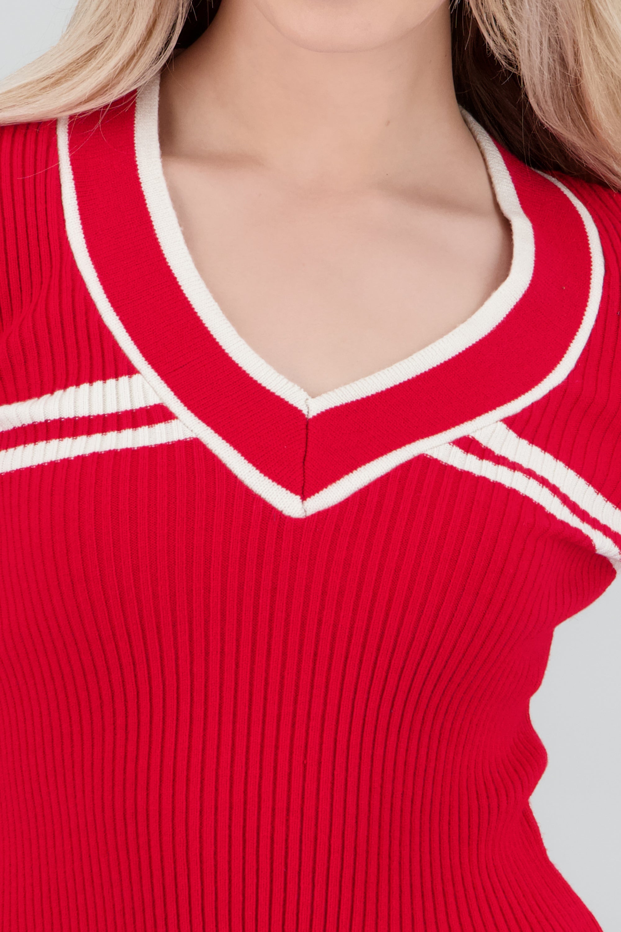 Sueter cuello V contraste ROJO CEREZA