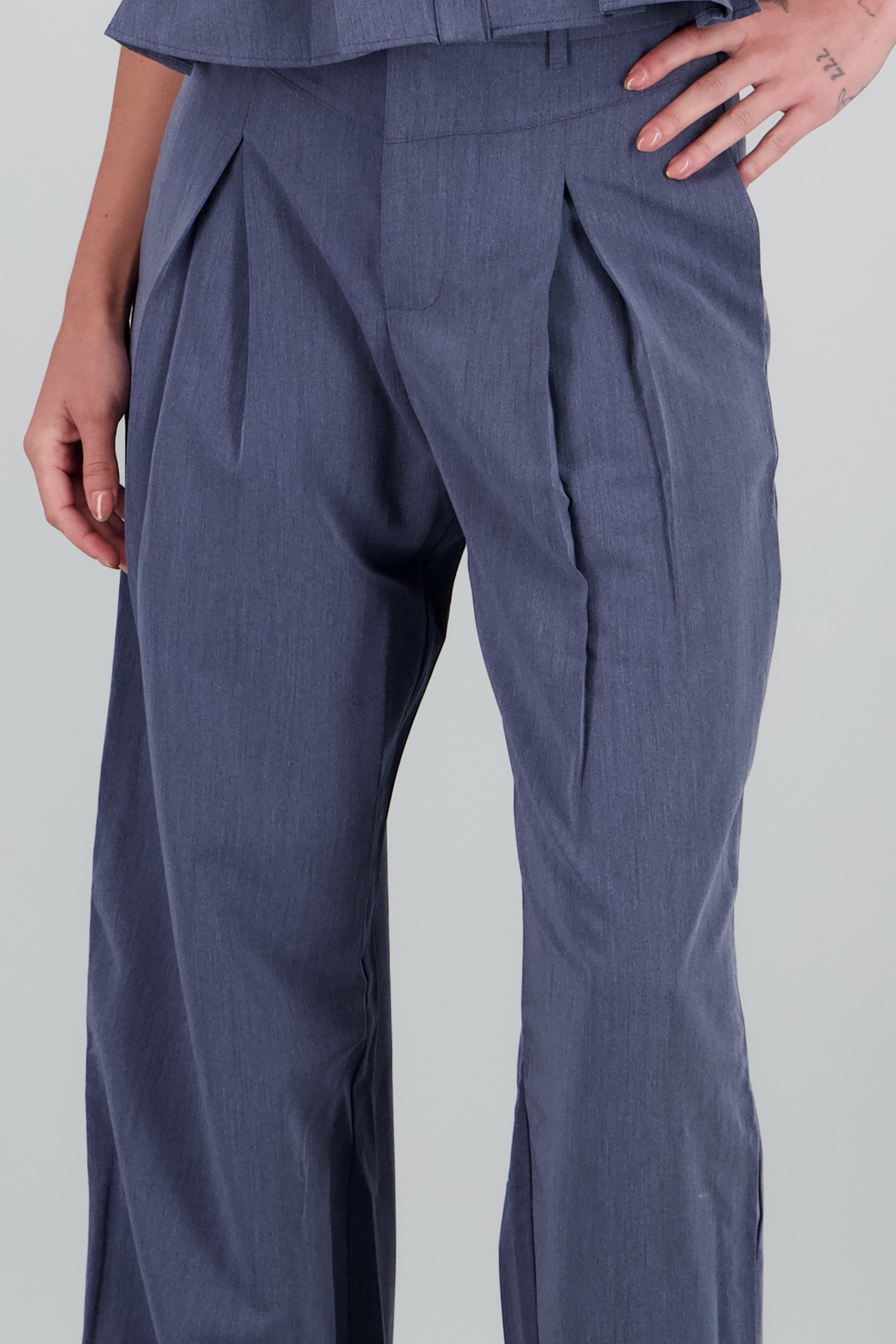 Pantalones rectos con cortes AZUL