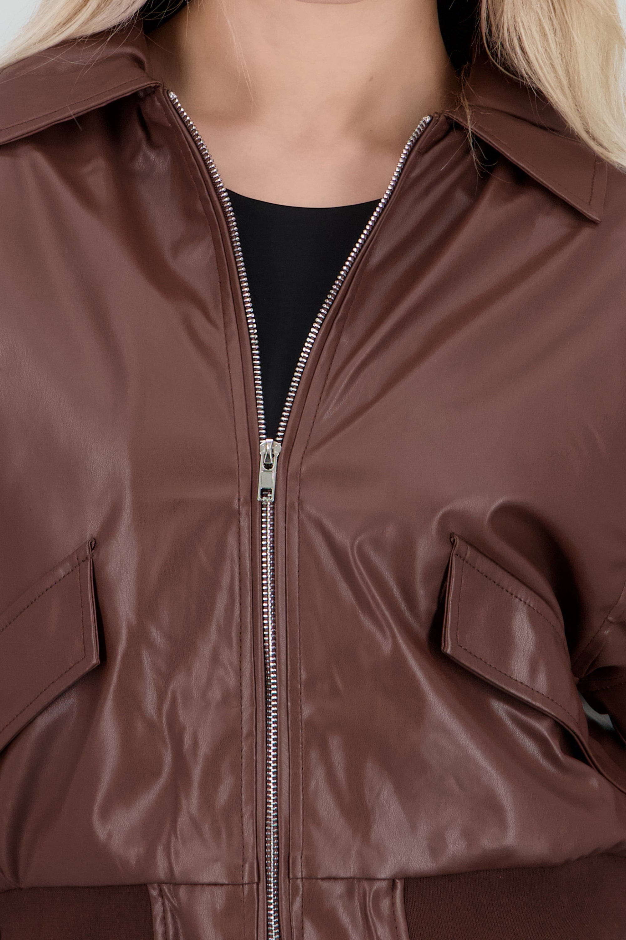 Chamarra PU detalle bolsas CAFE